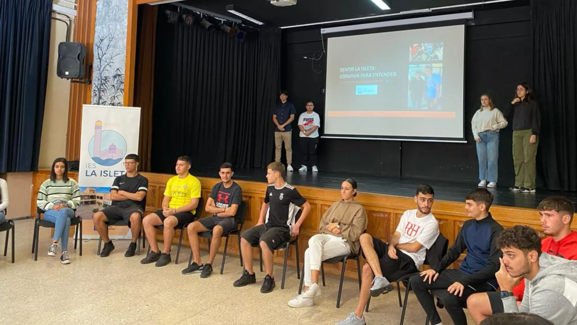 Alumnado del IES La Isleta presentando su proyecto de inclusión con los jóvenes migrantes / ATLÁNTICO HOY