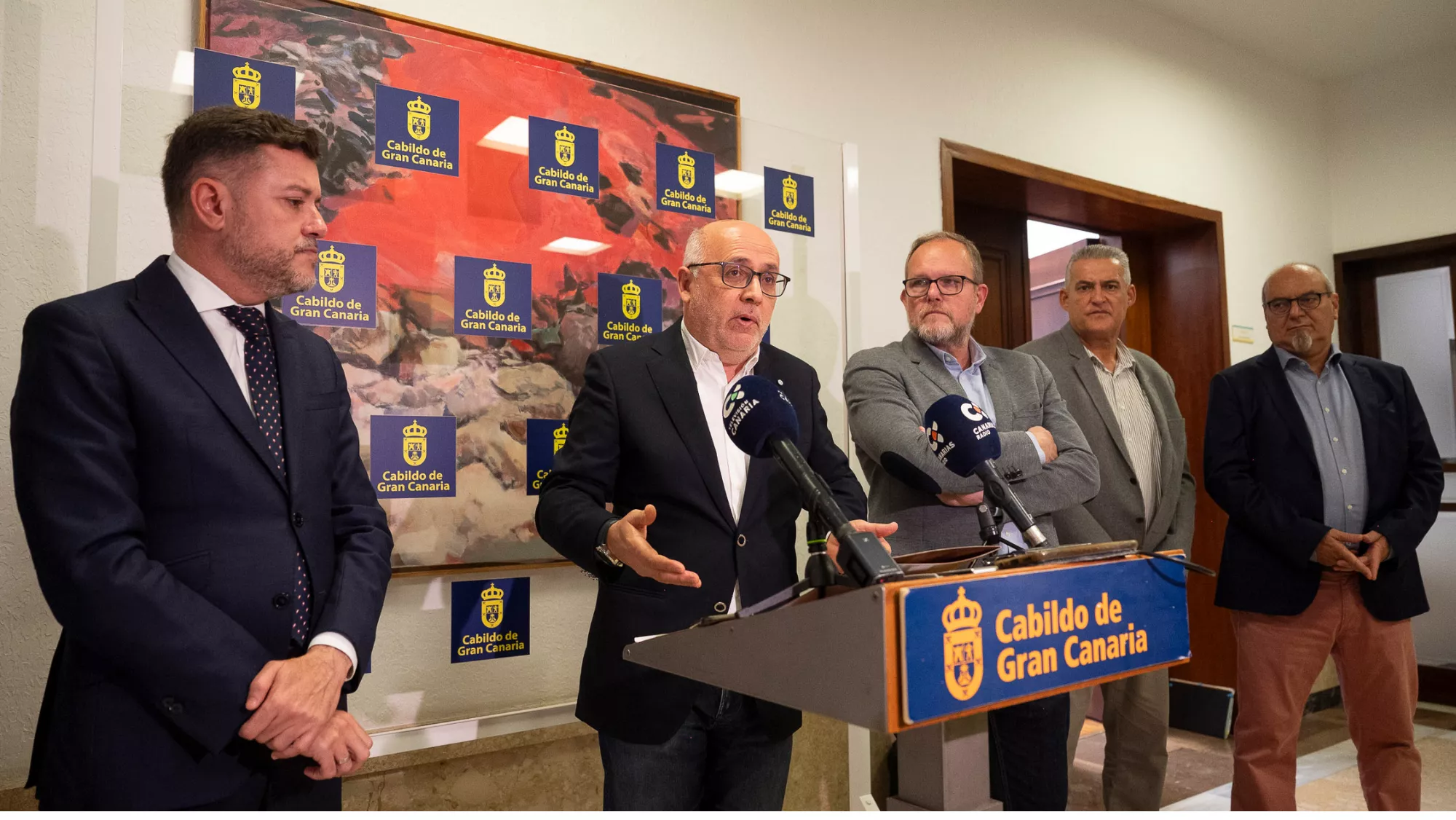 Crisis entre NC y PSOE, socios en el grupo de gobierno del Cabildo, por la gestión de Global. En la imagen, Teodoro Sosa y Antonio Morales durante una rueda de prensa relacionada con la movilidad sostenible.