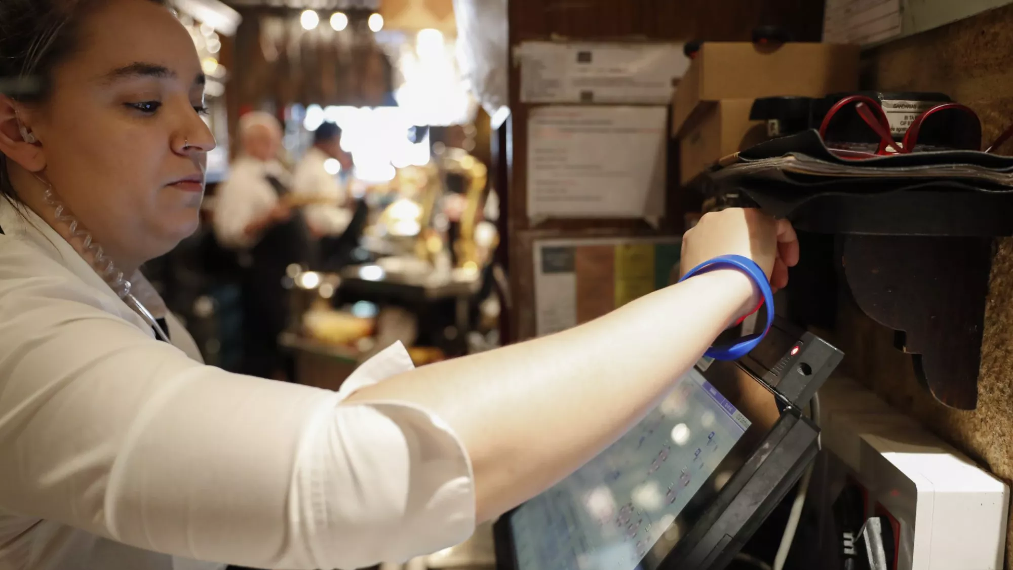 Una persona trabajando en la hostelería, donde faltan personas cualificadas / EFE