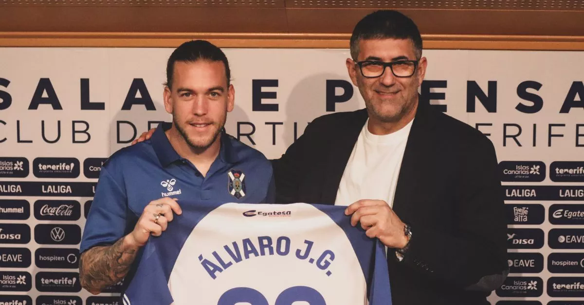 Álvaro Jiménez y Mauro Pérez, durante la presentación del nuevo fichaje del Tenerife, que llega cedido  por el Cádiz hasta final de temporada./