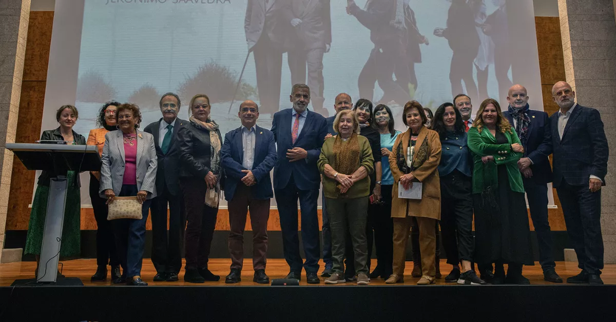 En la imagen, familiares y amigos que participaron en el homenaje a Jerónimo Saavedra organizado por la ULPGC y el documental 'Benito Pérez Buñuel'. / AH