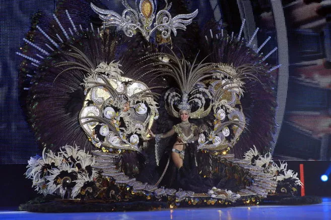 Adtemexi Cruz Hernández, Reina del Carnaval de Santa Cruz de Tenerife 2015. / EFE Adtemexi Cruz Hernández, Reina del Carnaval de Santa Cruz de Tenerife 2015. / EFE