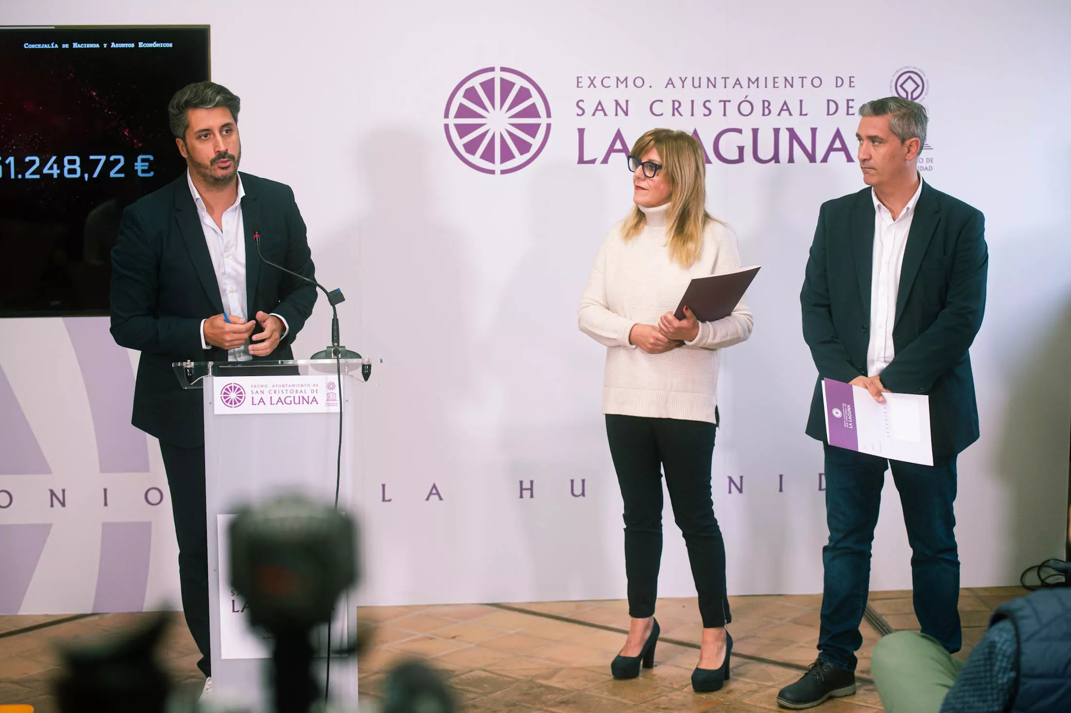 El alcalde de La Laguna, Luis yeray Gutiérrez (PSOE), la concejal de Hacienda, Francisca Rivero (PSOE), y el concejal Servicios Municipales y Participación Ciudadana, Fran Hernández (CC) 