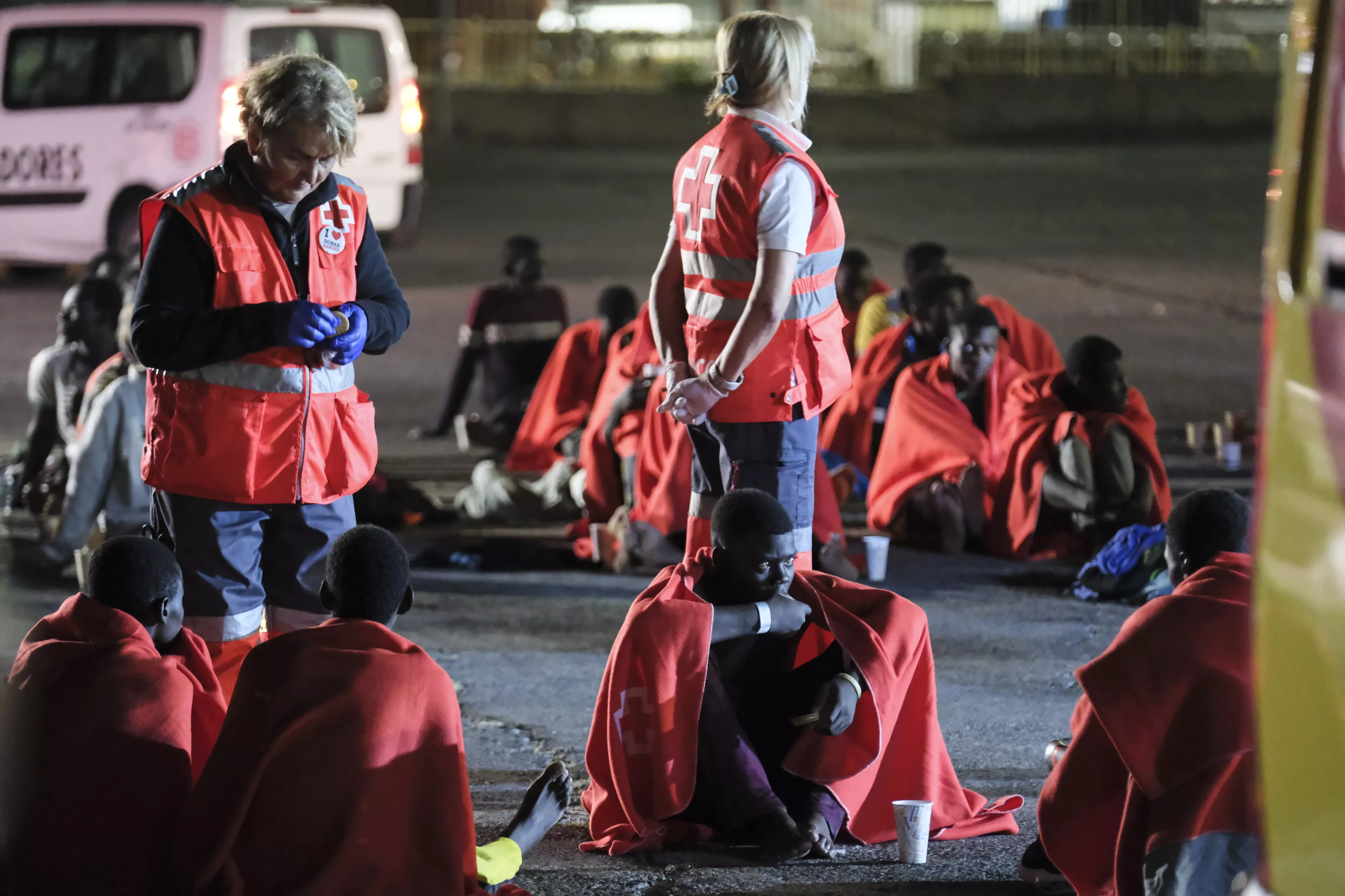  Grupo de 61 personas rescatadas cuando iban a bordo de un cayuco localizado entre Tenerife y Gran Canaria. / ALBERTO VALDÉS-EFE