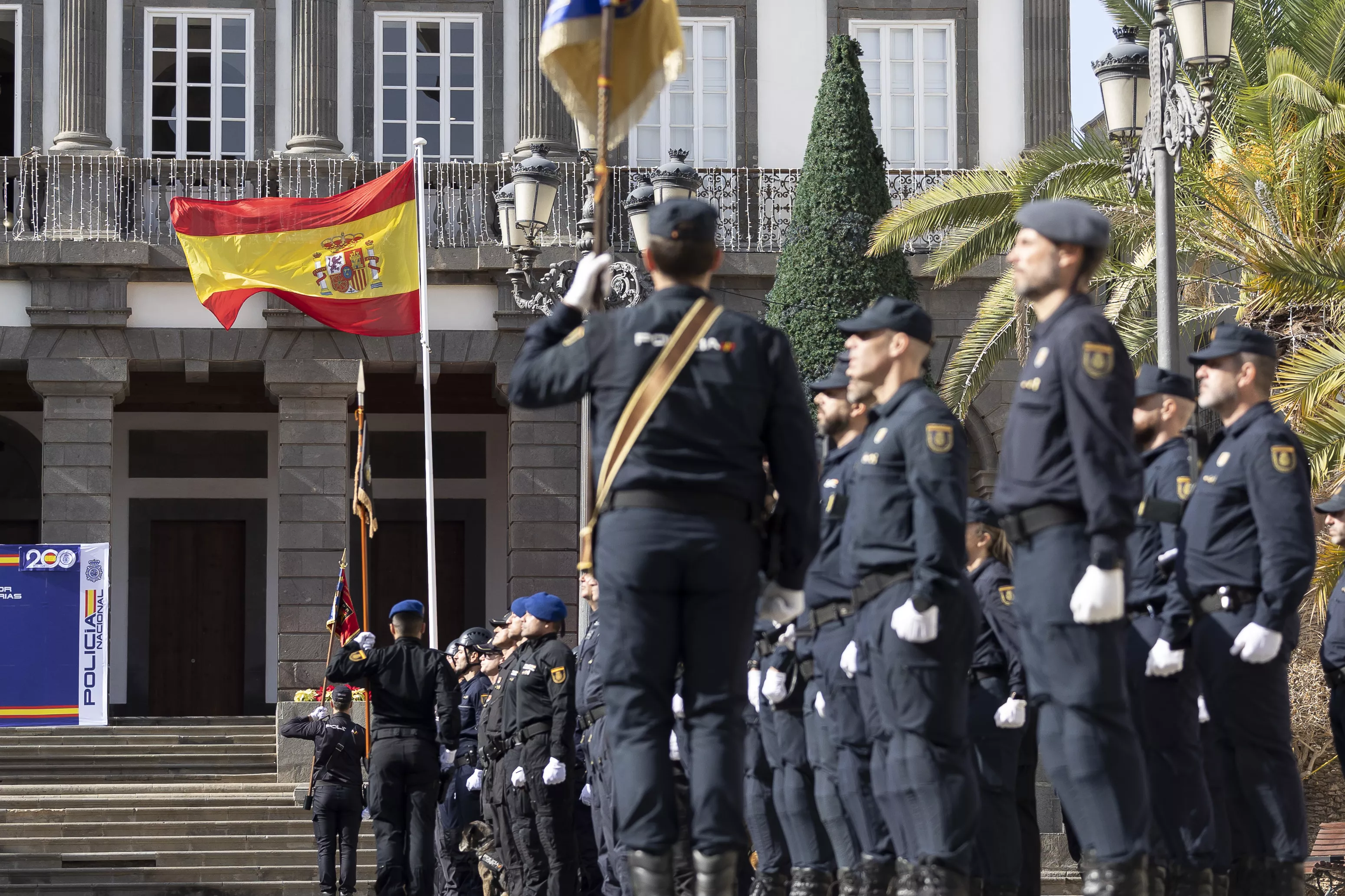  Conmemoración del bicentenario de la creación de la Policía Nacional con un izado de bandera en Las Palmas de Gran Canaria. / QUIQUE CURBELO-EFE