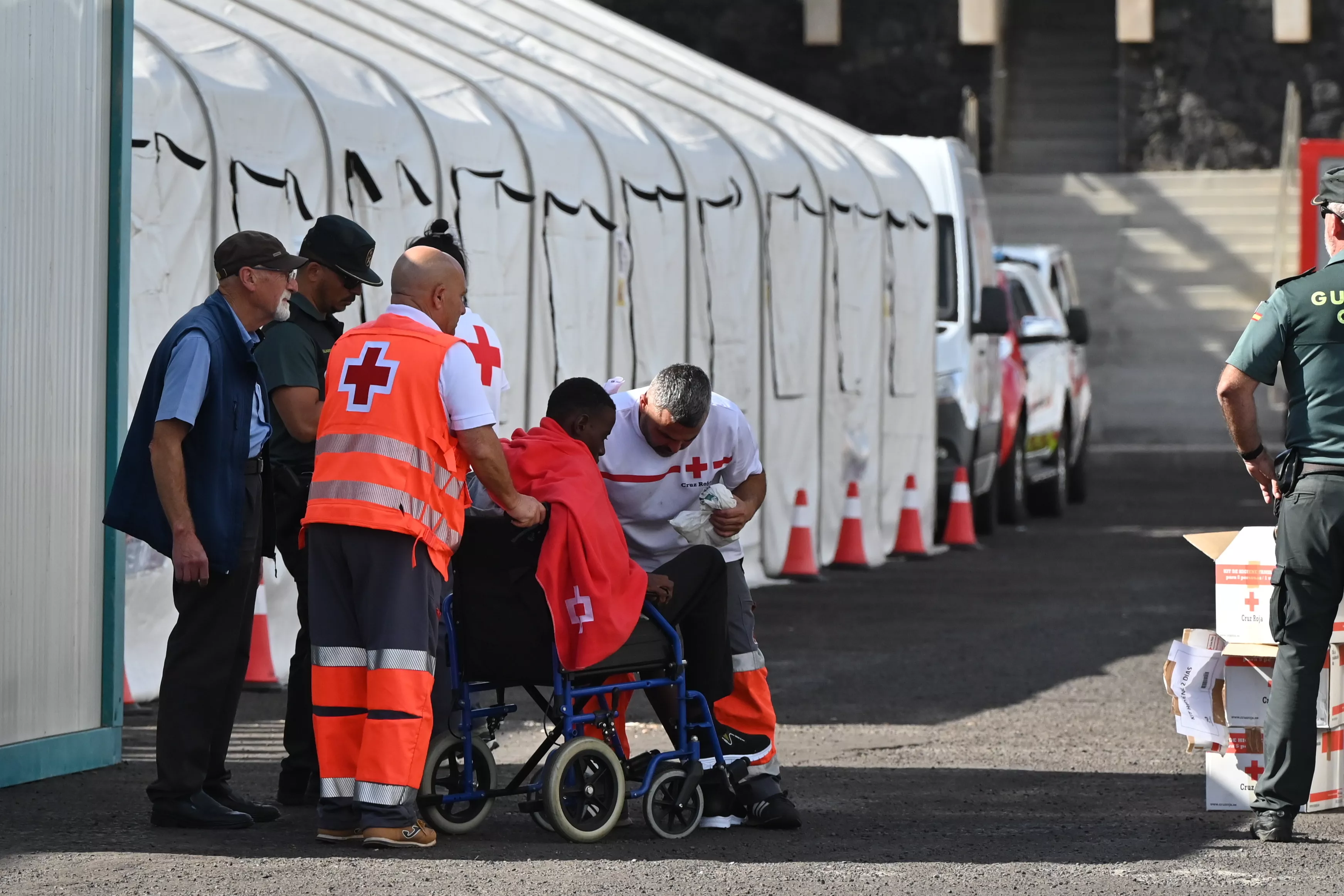 Atención humanitaria en el puerto de La Restinga tras la llegada de una embarcación con personas que llegaron en cayuco. / EFE