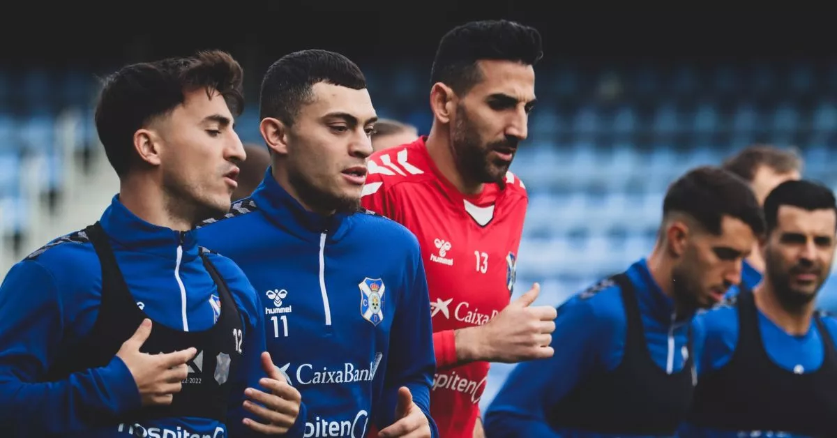 Yanis Rahmani, flanqueado por Aitor Buñuel y Tomeu Nadal, durante su primera sesión de entrenamiento como jugador blanquiazul en el Heliodoro./ CD TENERIFE.