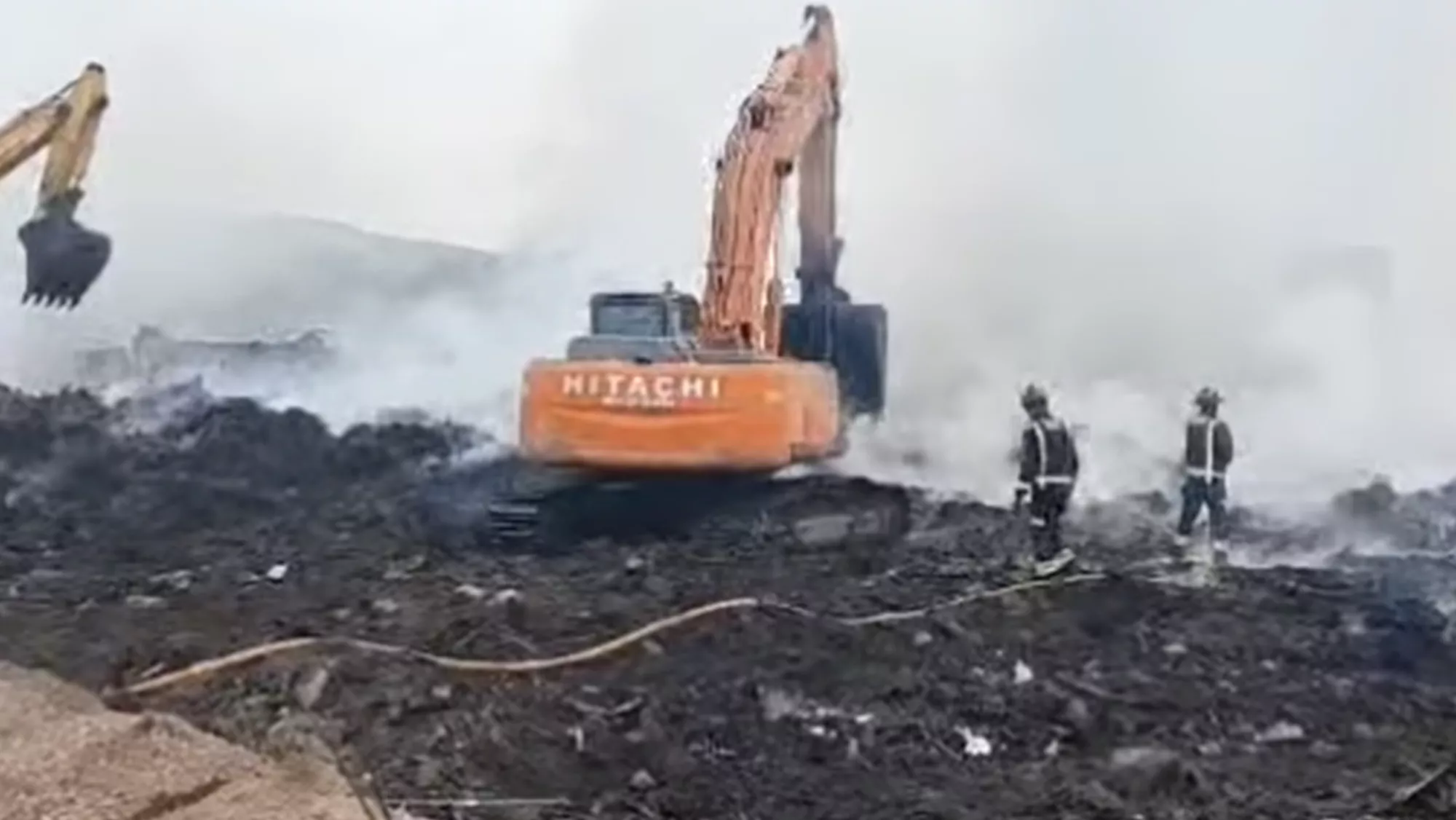 Labores de extinción del incendio en la planta de compost de Arona. / VÍDEO DE BOMBEROS DE TENERIFE