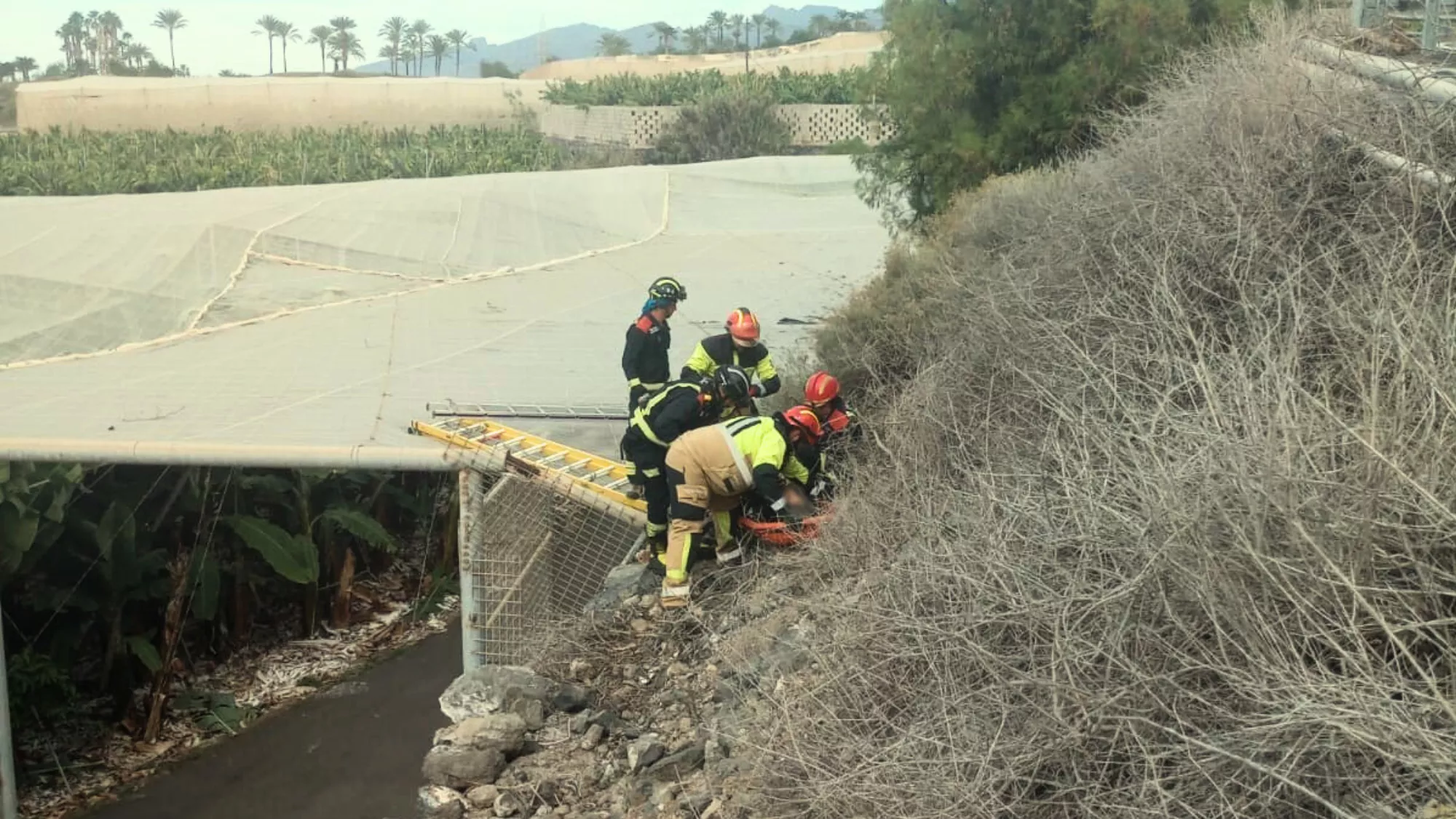 Rescate de un motorista en un invernadero. / 112