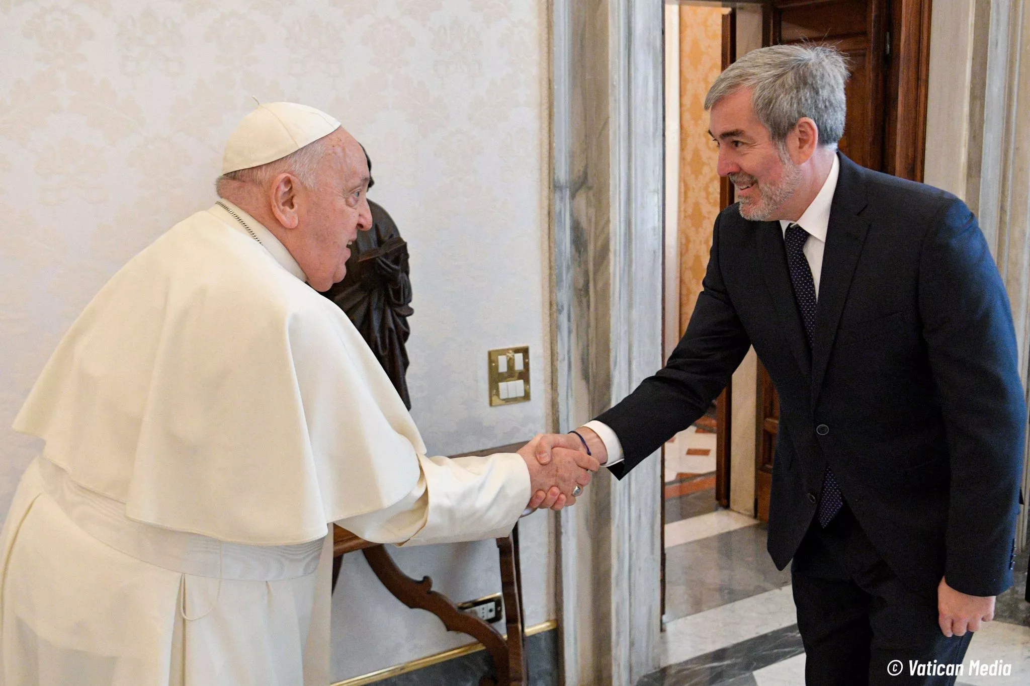 Fernando Clavijo saluda al Papa Francisco./ VATICAN MEDIA Fernando Clavijo saluda al Papa Francisco./ VATICAN MEDIA