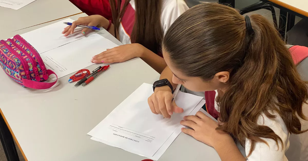 Imagen de una alumna antes de empezar el concurso donde la frase inicial es "soy creador de palabras y..." / ATLÁNTICO HOY - IRENE CARTAYA