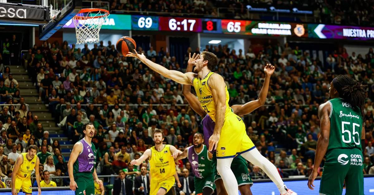 El pívot estadounidense del Gran Canaria Ethan Happ lanza a canasta durante el partido de Liga Endesa ante el Unicaja que se disputó este sábado en el Martín Carpena de Málaga. / JORGE ZAPATA-EFE