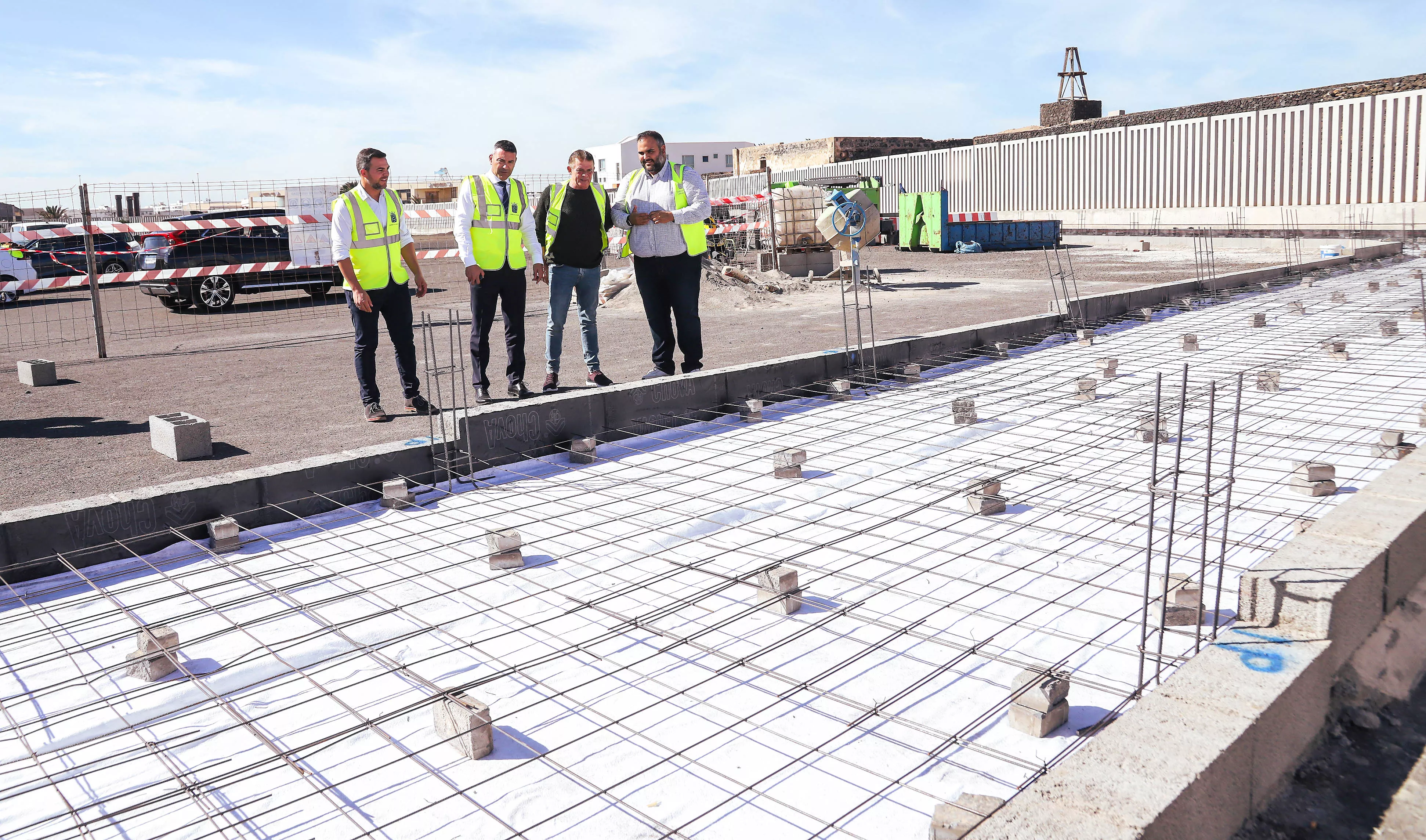 El presidente del Cabildo de Lanzarote, Oswaldo Betancort, visita las obras en Puerto Naos./ CABILDO DE LANZAROTE