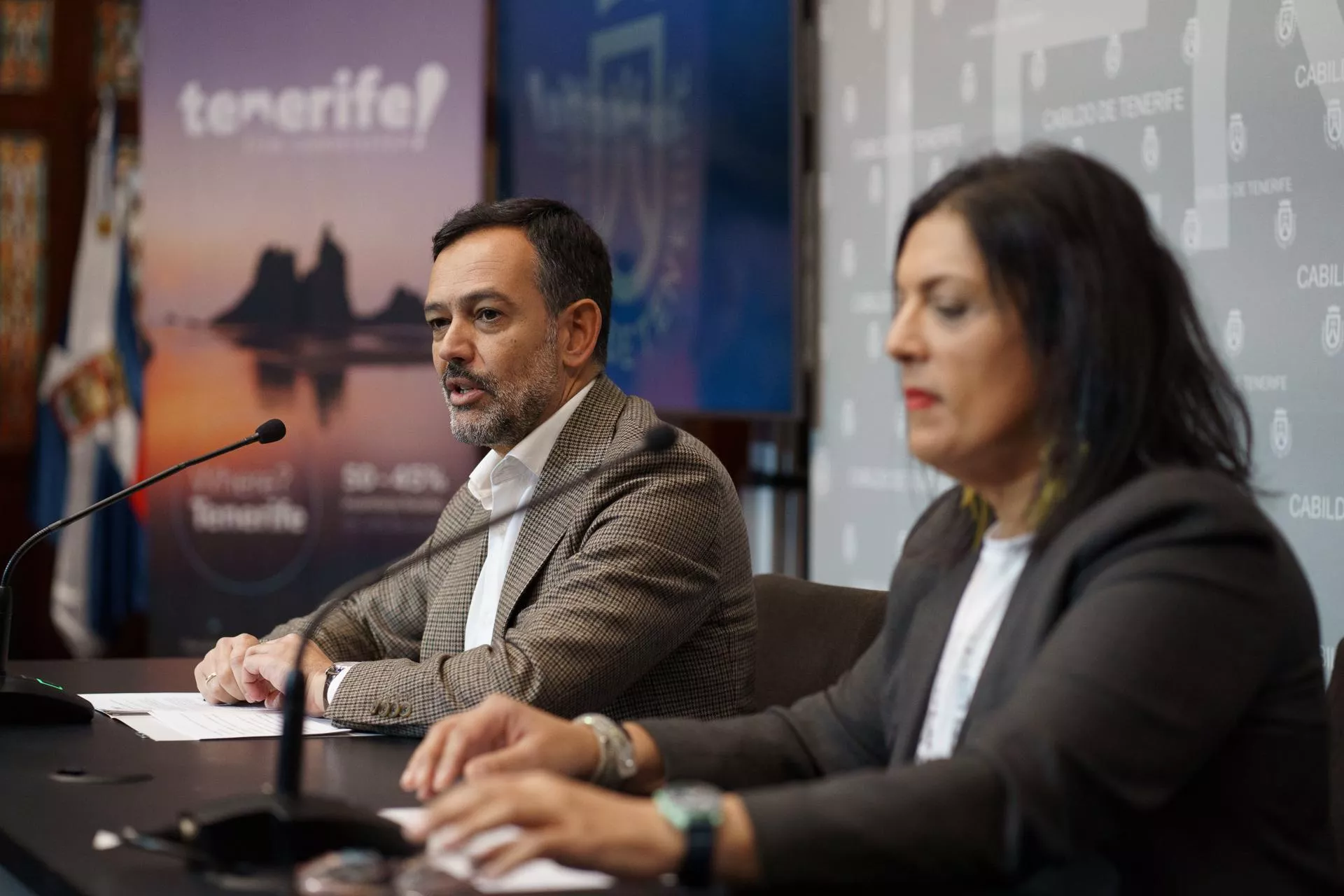 El vicepresidente del Cabildo de Tenerife, Lope Afonso, y la consejera delegada de Turismo de Tenerife, Dimple Melwani, presentan las estadísticas sobre los rodajes en Tenerife en 2023./ EFE - RAMÓN DE LA ROCHA El vicepresidente del Cabildo de Tenerife, Lope Afonso, y la consejera delegada de Turismo de Tenerife, Dimple Melwani, presentan las estadísticas sobre los rodajes en Tenerife en 2023./ EFE - RAMÓN DE LA ROCHA