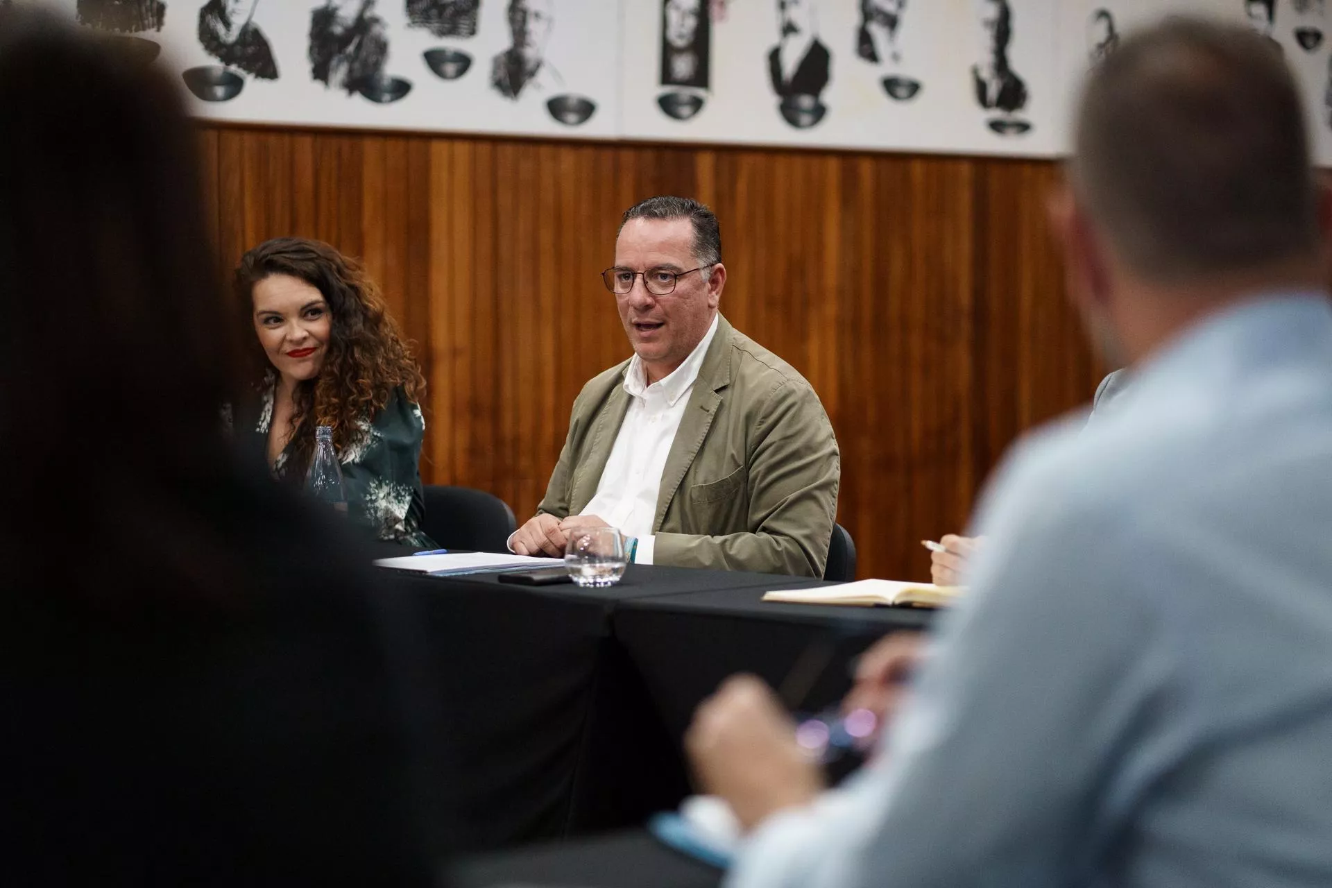 El consejero de Educación del Gobierno de Canarias, Poli Suárez (c), reunido con los alcaldes del sur de Tenerife./ EFE/Ramón de la Rocha