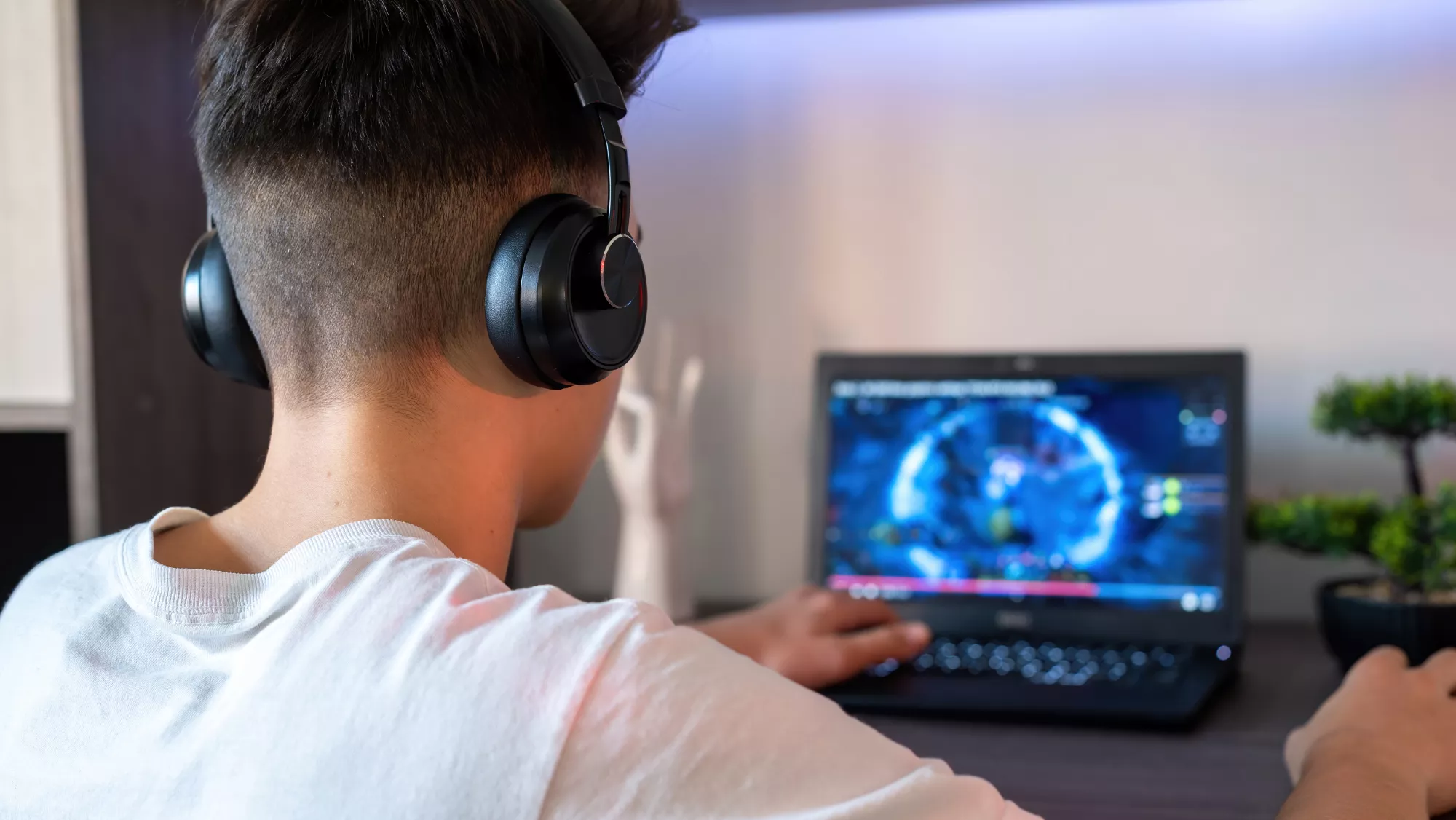 Un menor frente a un ordenador / AH