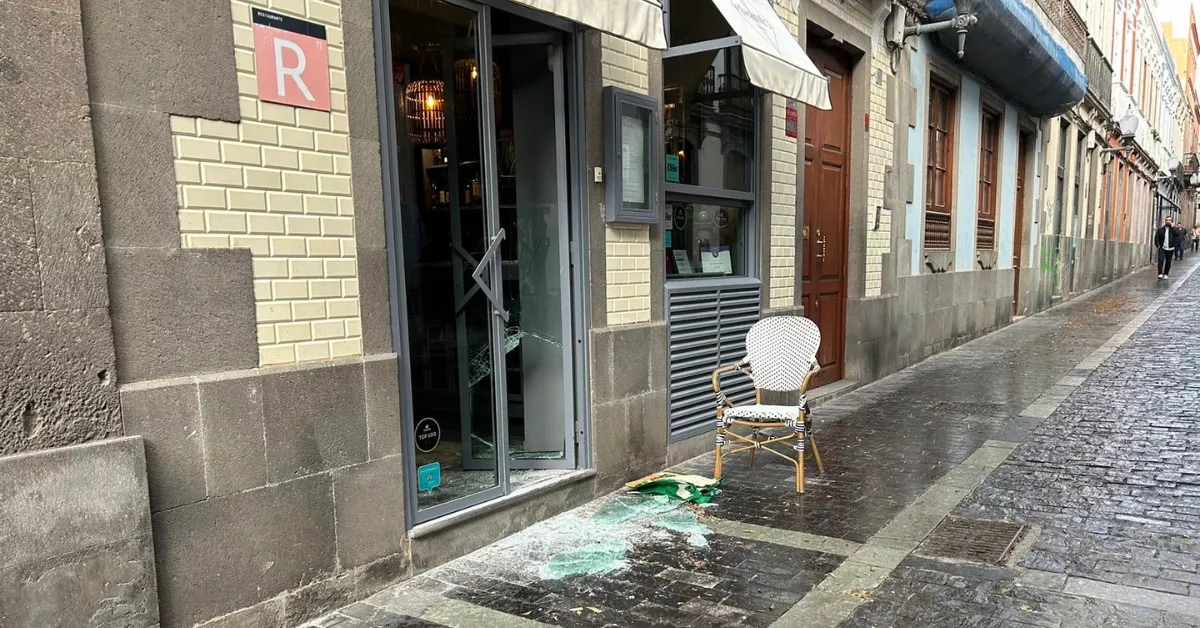 Imagen de el restaurante El Santo con la puerta de entrada rota después del robo con fuerza / LUNA MOYA  - AH