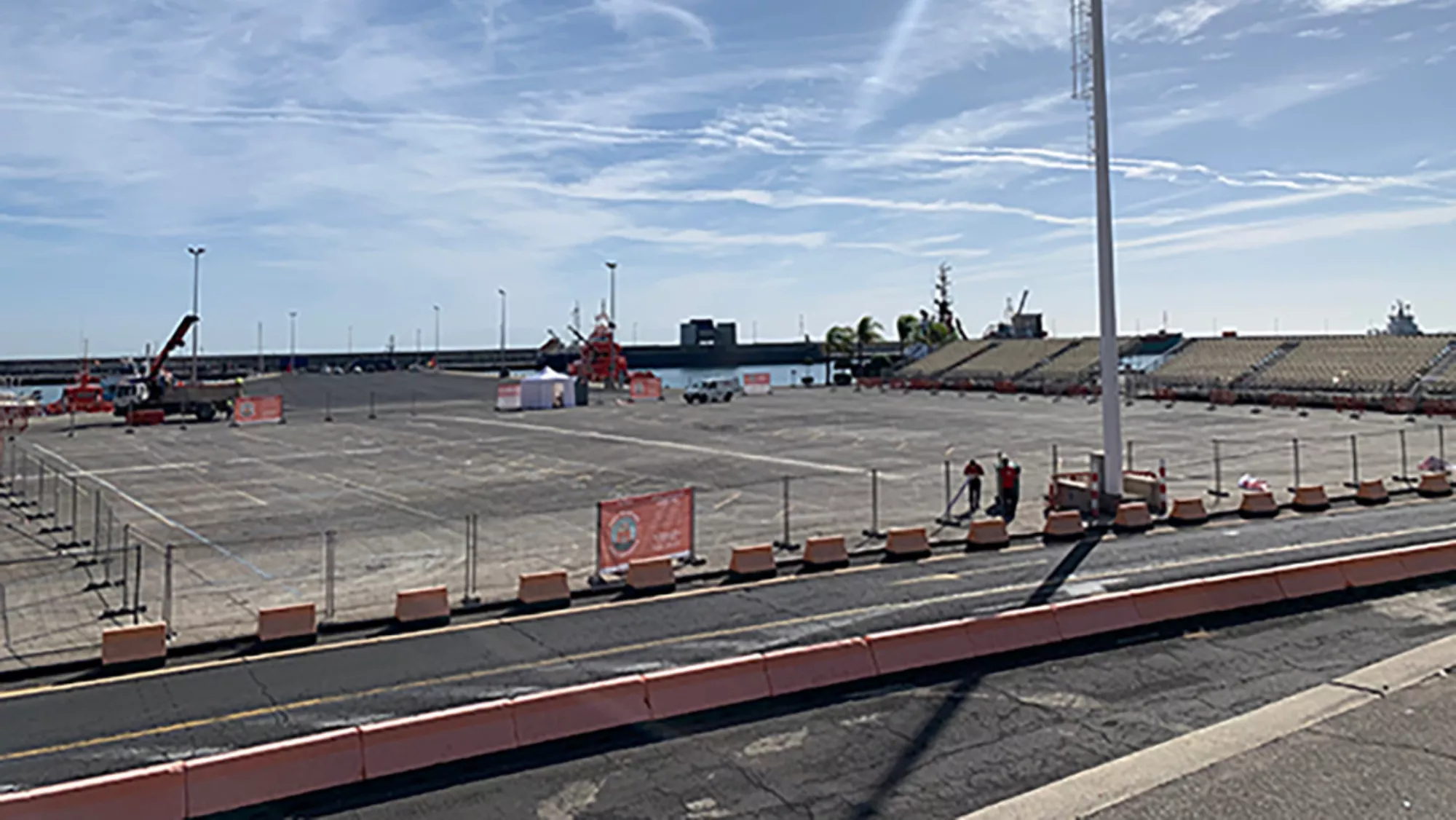 Parking en la explanada del puerto de Santa Cruz./