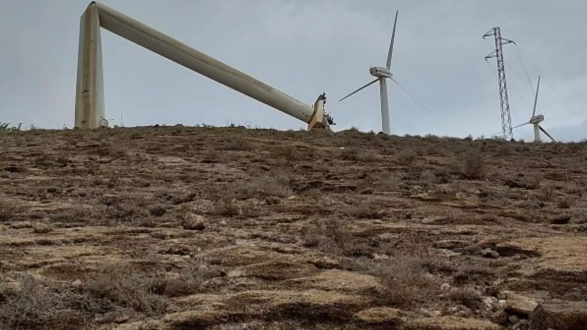 Aerogenerador en desuso caído en Montaña Mina (Lanzarote)./ ELCHAPLÓN.COM
