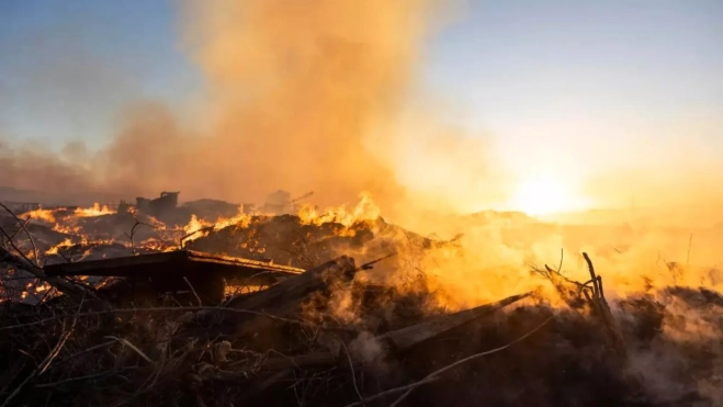 Imagen de archivo del incendio declarado en una planta de compostaje de Arona, en el sur de Tenerife, que por sus características puede durar varios días / EFE - Miguel Barreto