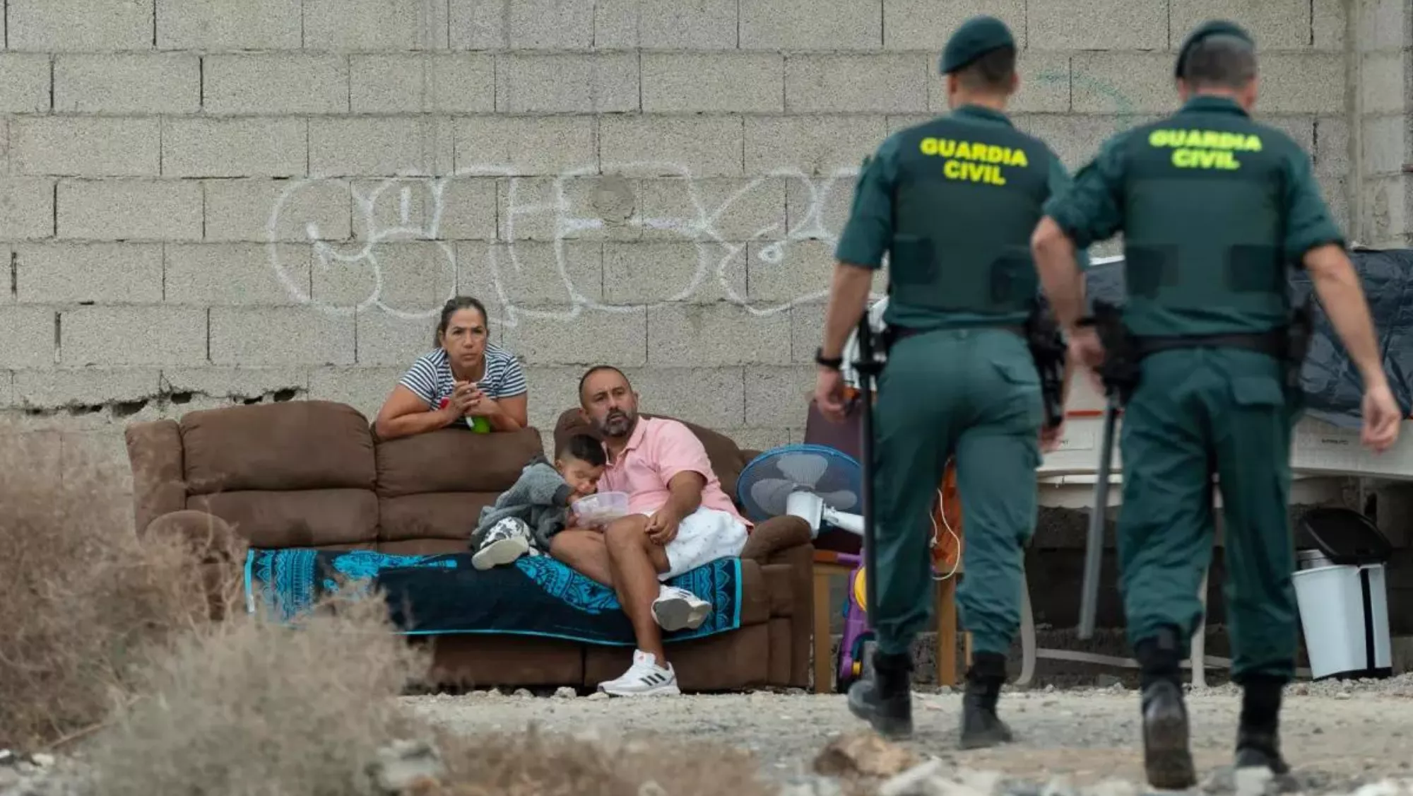 Desalojo de un complejo de viviendas inacabadas en el sur de Lanzarote que había sido ocupado por un centenar de personas, entre ellas más de 20 menores / EFE - Adriel Perdomo