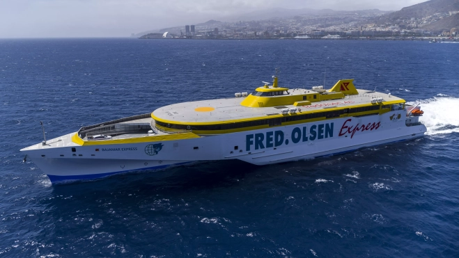 El 'Bajamar Express', con la costa de Tenerife al fondo. / AH El 'Bajamar Express', con la costa de Tenerife al fondo. / AH