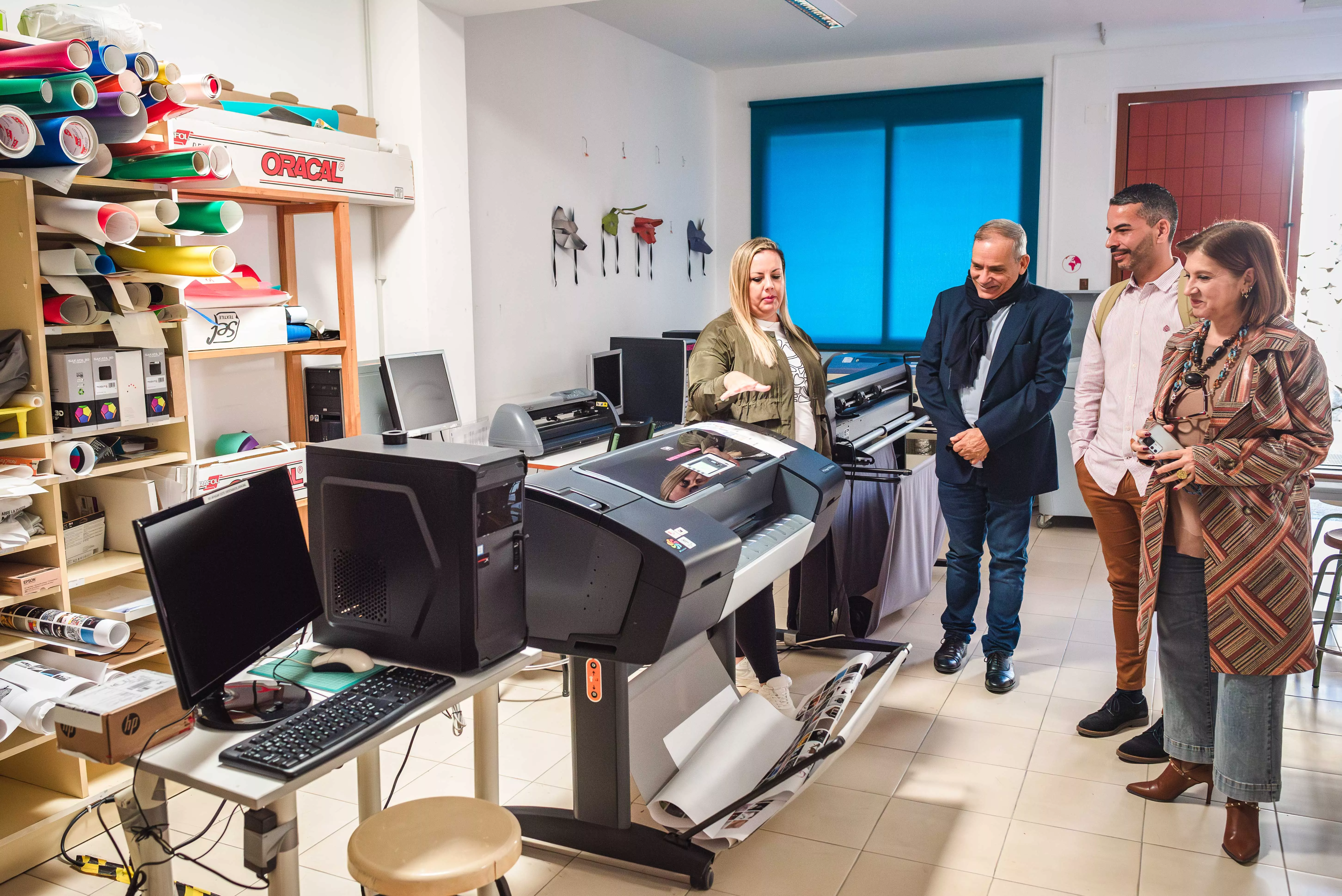 El consejero de Empleo y Educación, Efraín Medina, visita un centro de FP./