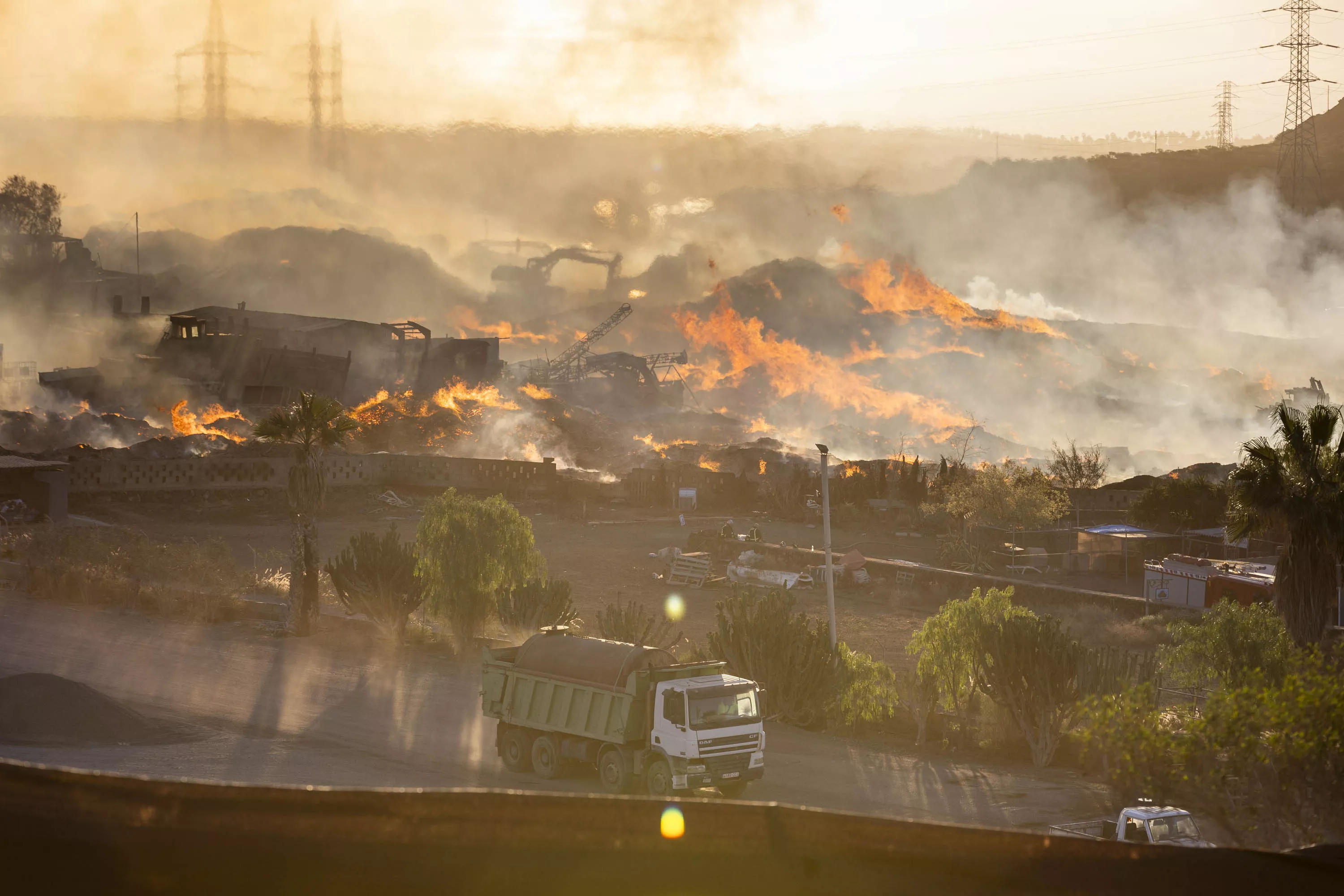 Primeras horas del incendio en la planta de compostaje de Arona. / MIGUEL BARRETO-EFE