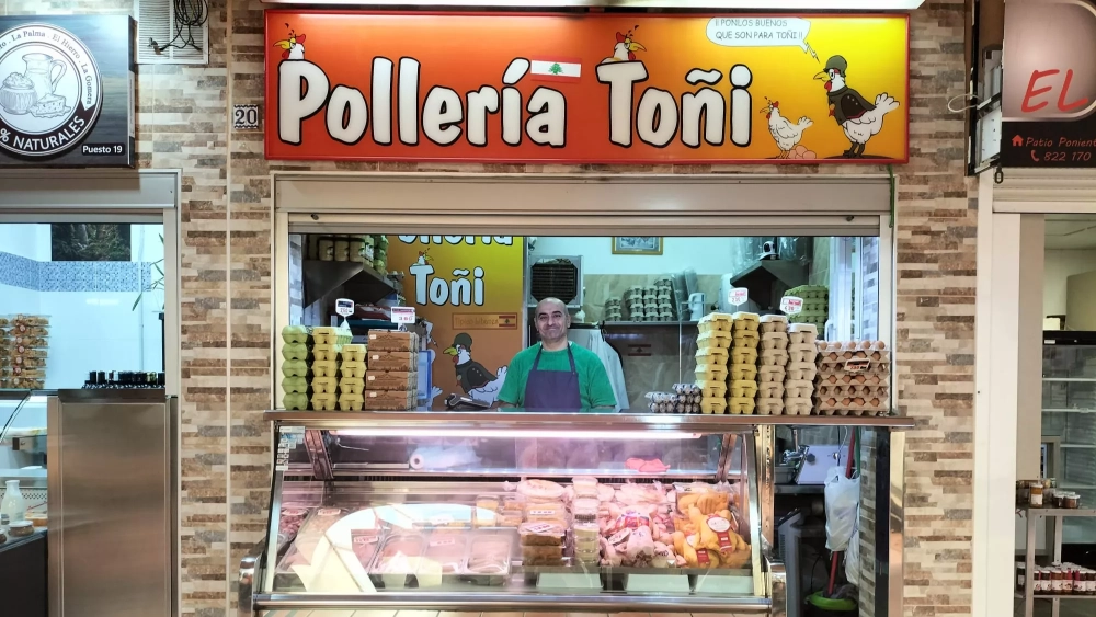 Mohamed, dueño de Pollería Toñi, local especializado en preparados libaneses de pollo y otros productos del Líbano en el Mercado de África de Santa Cruz de Tenerife./ AH