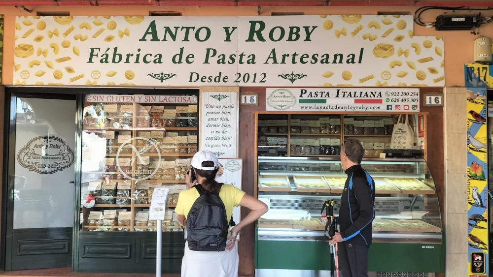 Clientes comprando en Anto y Roby, local especializado en pasta italiana, fresca y artesanal en el Mercado de África en Santa Cruz de Tenerife./ AH