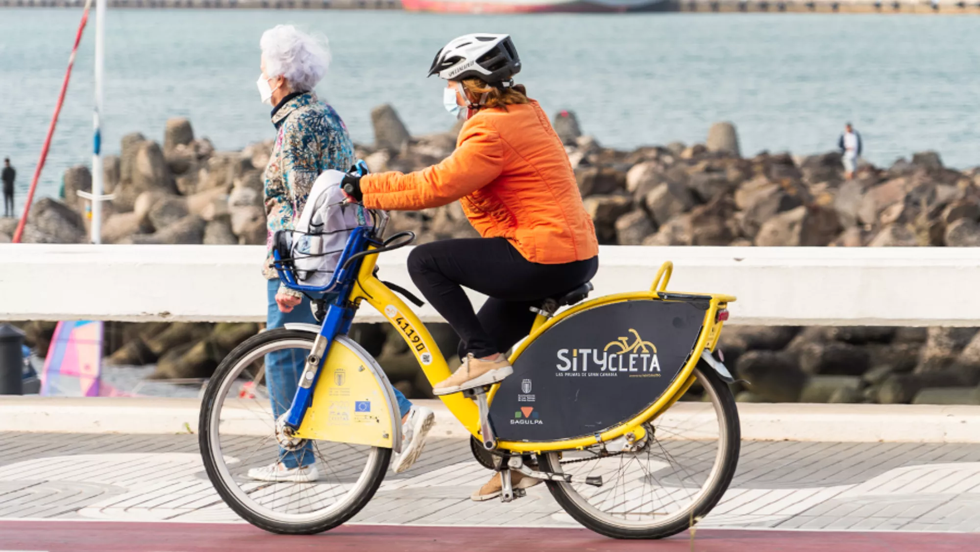 Una persona montando en bicicleta por la ciudad / AYUNTAMIENTO DE LAS PALMAS DE GRAN CANARIA