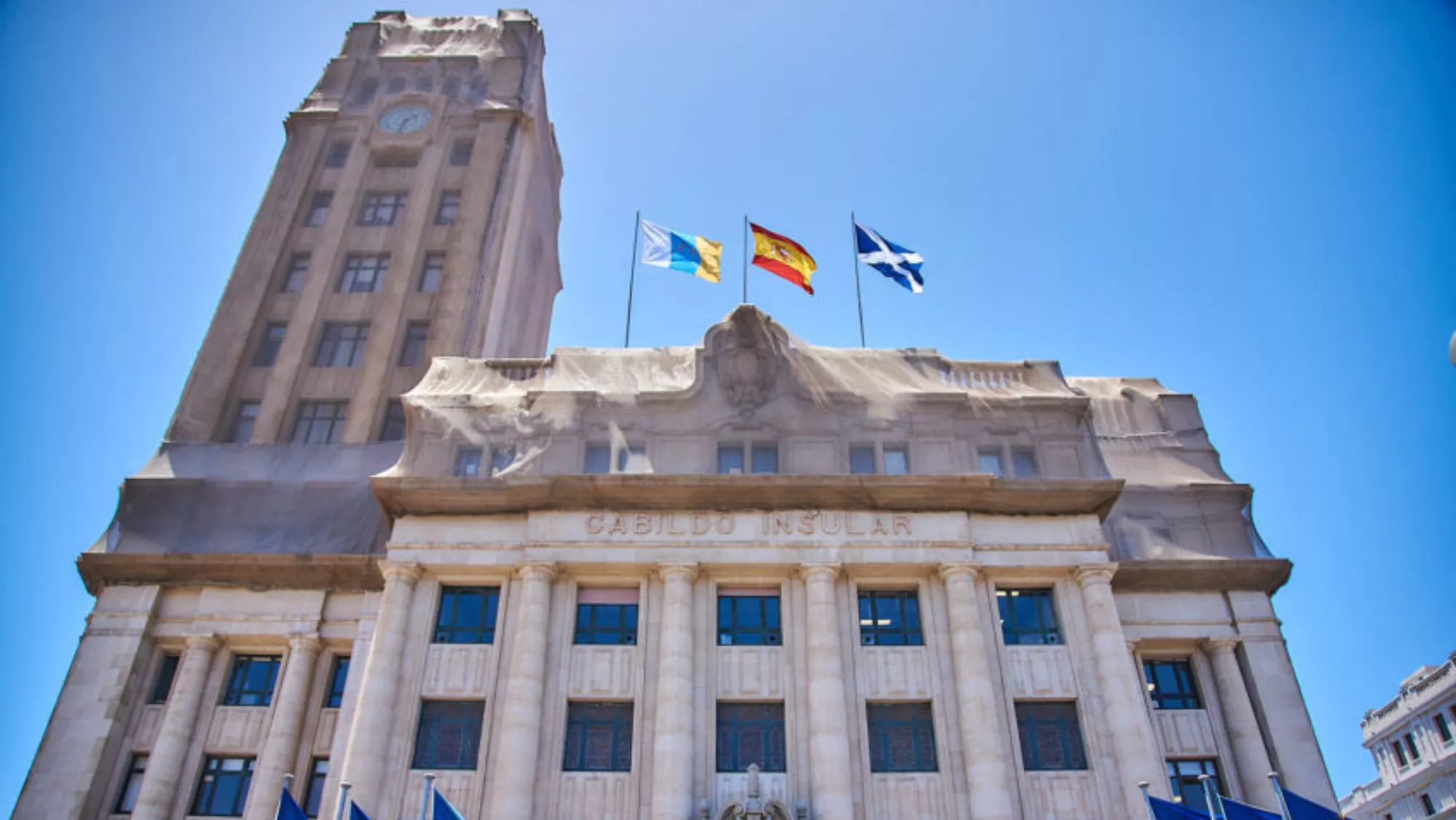 Fachada de Palacio Insular de Tenerife con la malla / ARCHIVO