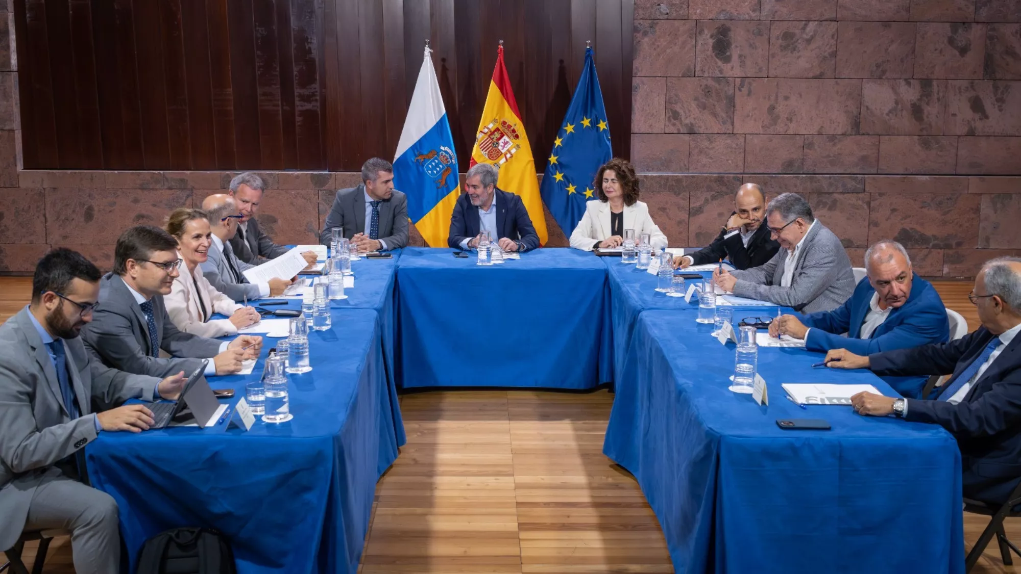 El Gobierno se reune con los grupos del parlamento regional para tratar la regla del gasto  GOBIERNO DE CANARIAS