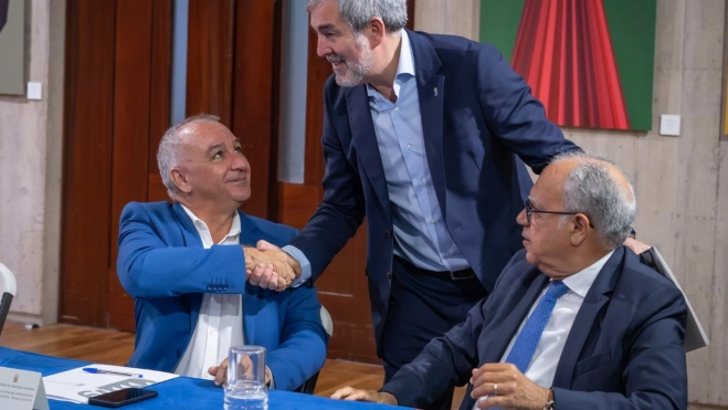 Fernando Clavijo junto a Luis Campo y Casimiro Curbelo durante la reunión / GOBIERNO DE CANARIAS