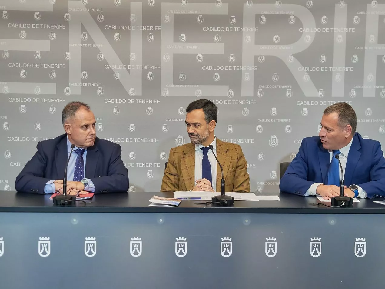 El vicepresidente y consejero de Turismo del Cabildo, Lope Afonso (centro), que estuvo acompañado por el director insular, Pedro González, junto al presidente de la Comisión de Comercio Exterior de la Cámara de Comercio de Santa Cruz de Tenerife, Arturo Escuder./ 