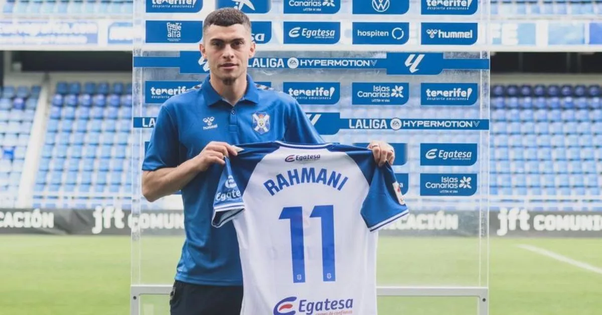 Yanis Rahmani fue presentado en sala de prensa y sobre el césped del Heliodoro, donde ya había debutado como blanquiazul el día anterior ante el Mallorca./ CD TENERIFE.