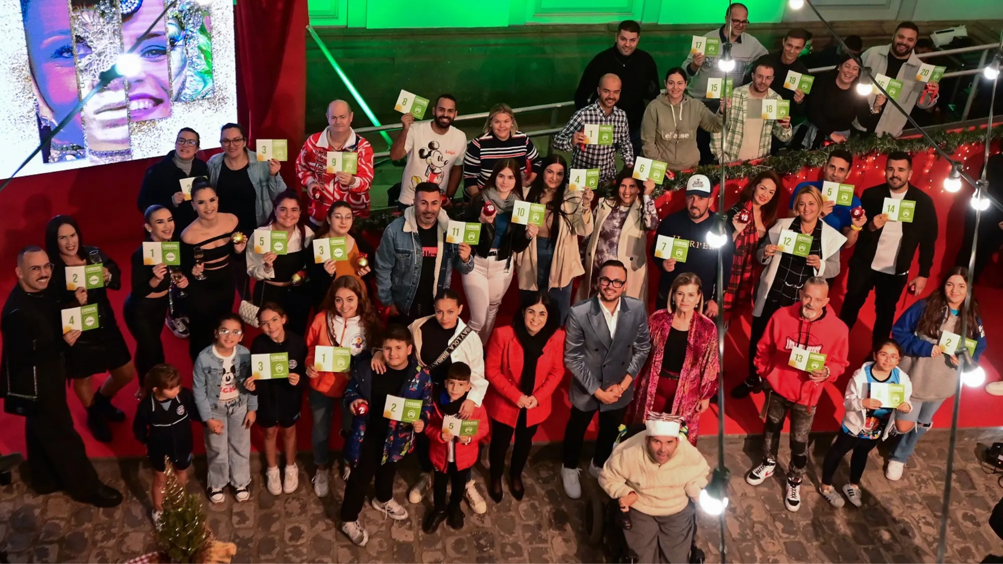Representantes de las murgas y comparsas durante el sorteo del orden de salida de los concursos / AYUNTAMIENTO DE LAS PALMAS DE GRAN CANARIA