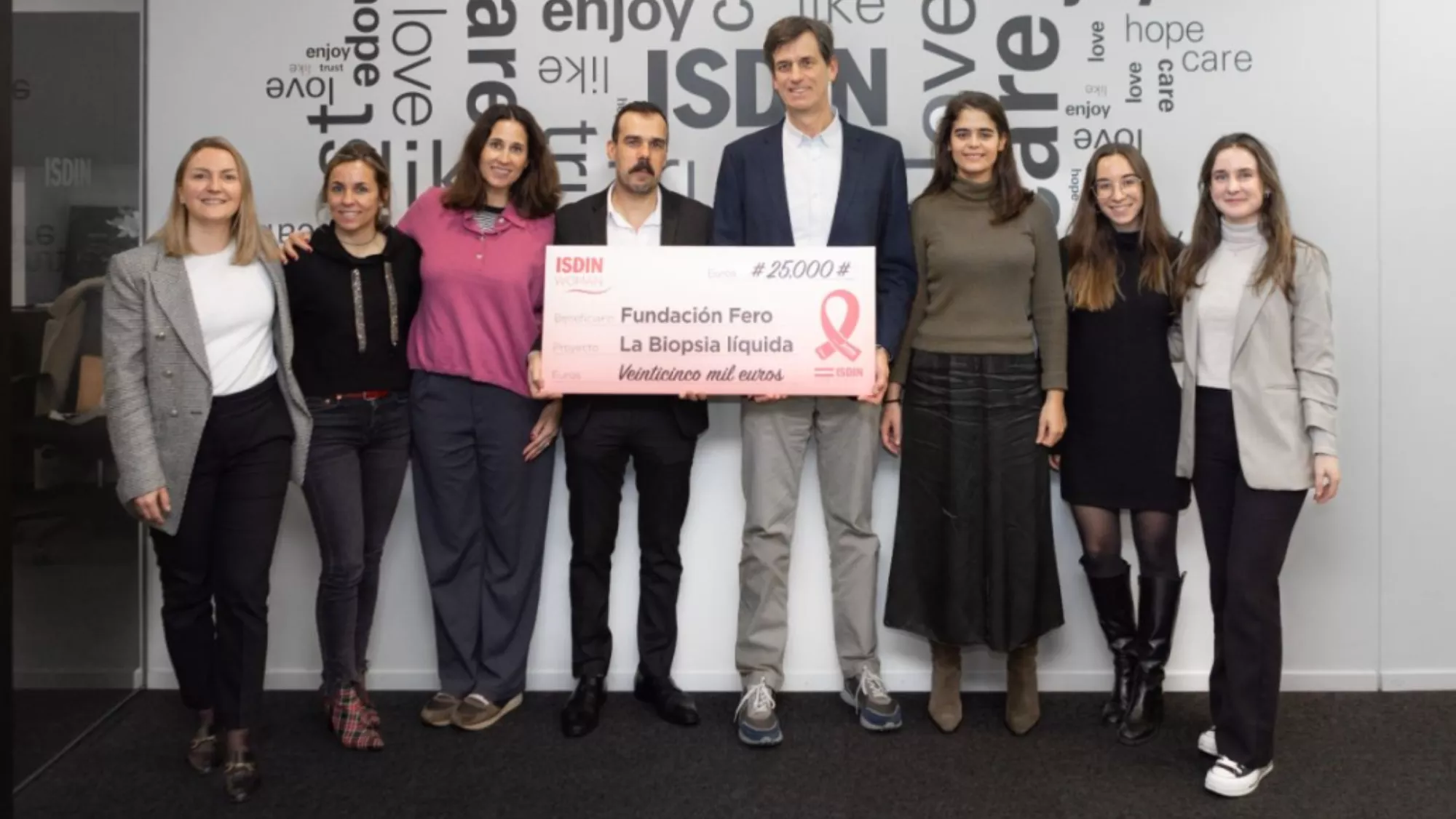 El equipo ISDIN hace entrega de los 25.000 euros al doctor Rubén Ventura de la Fundación FERO para apoyar la investigación del cáncer de mama / ISDIN