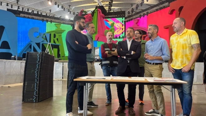 Nareme Melián, a la izquierda, frente al escenario del Carnaval y mostrando los planos al alcalde, José Manuel Bermúdez, y al concejal de Fiestas, Javier Caraballero / AH / BELA CABRERA