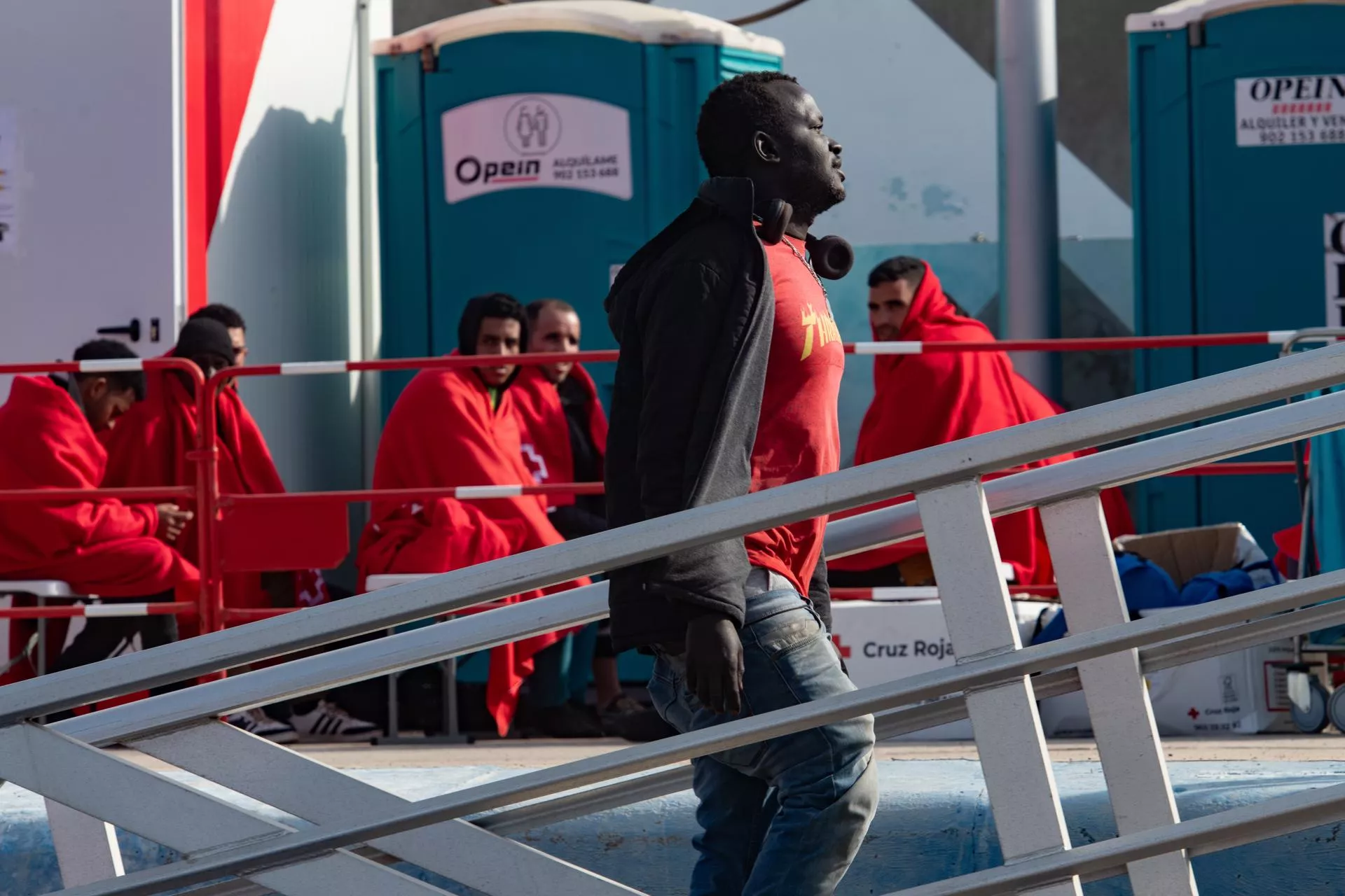 Salvamento Marítimo rescata a migrantes a la deriva en un cayuco./ ARCHIVO - EFE - CARLOS DE SAÁ