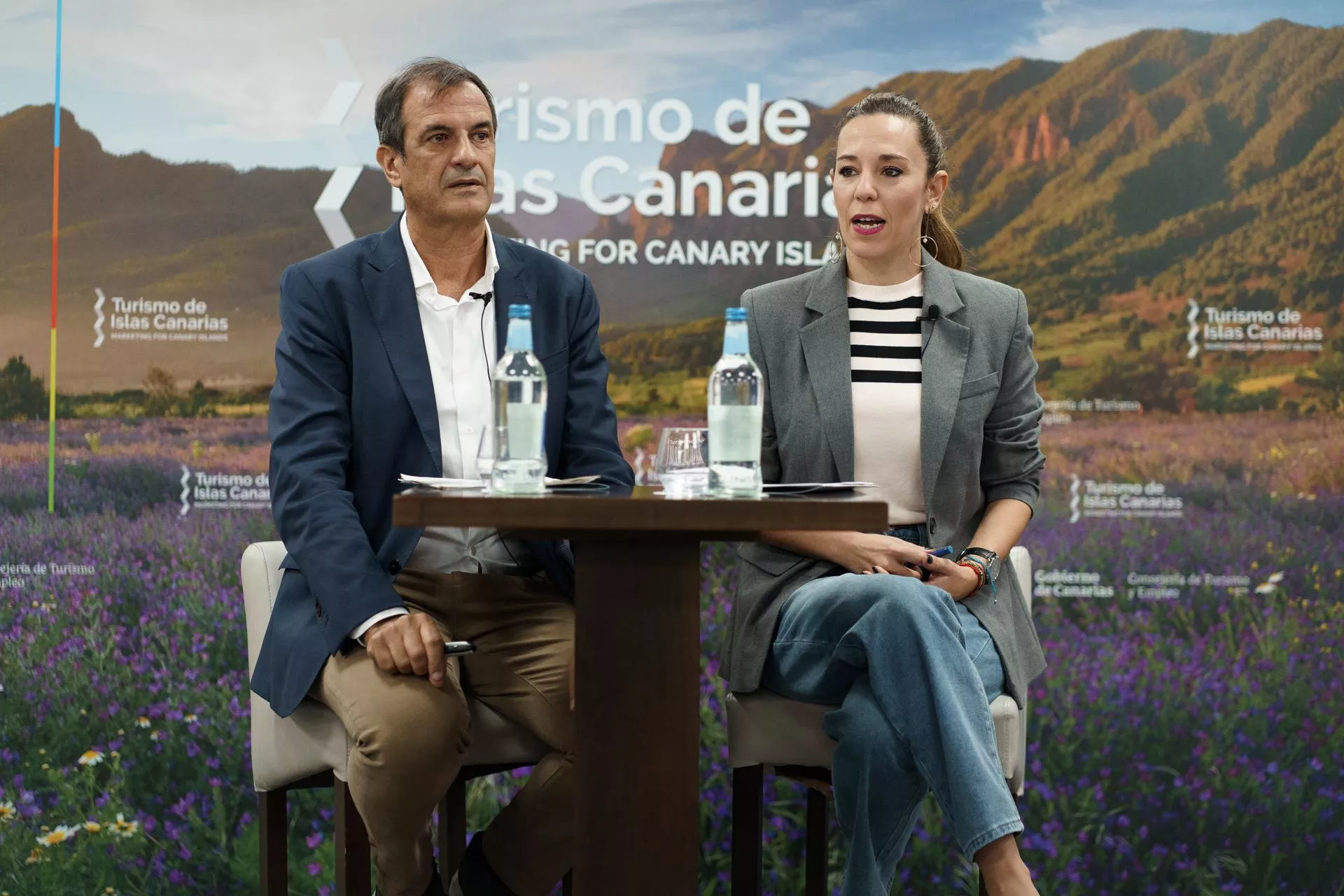 La consejera de Turismo del Gobierno de Canarias, Jéssica de León, y el director gerente de Promotur, José Juan Lorenzo, hablan de la presencia de Canarias en FITUR 2024./ EFE - RAMÓN DE LA ROCHA