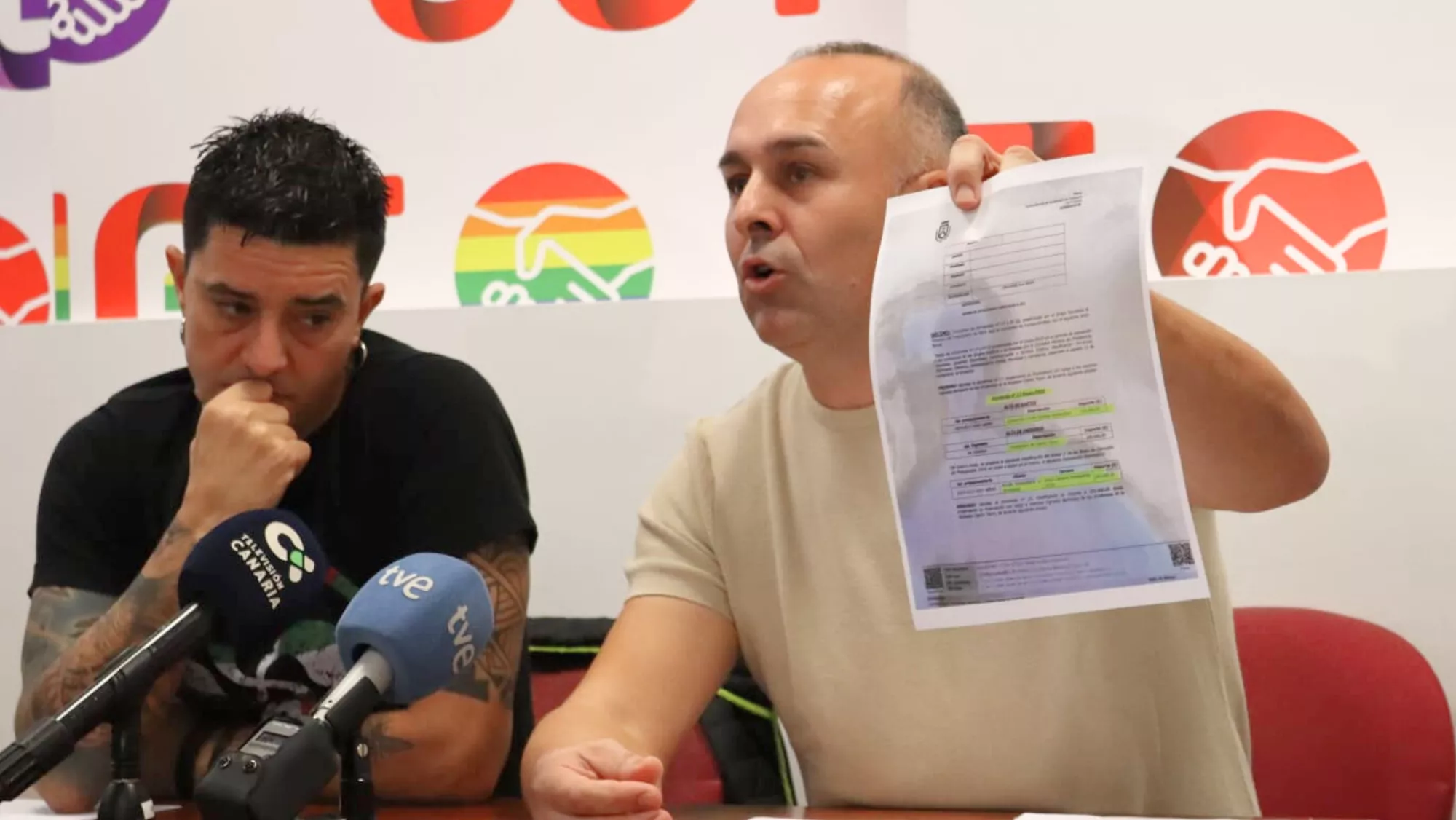 El presidente del comité de empresa de Casio Playa Las Américas, Agustín Melián (d), y el secretario general de UGT en Canarias, Héctor Fajardo.  AINOHA CRUZ ATLÁNTICO HOY