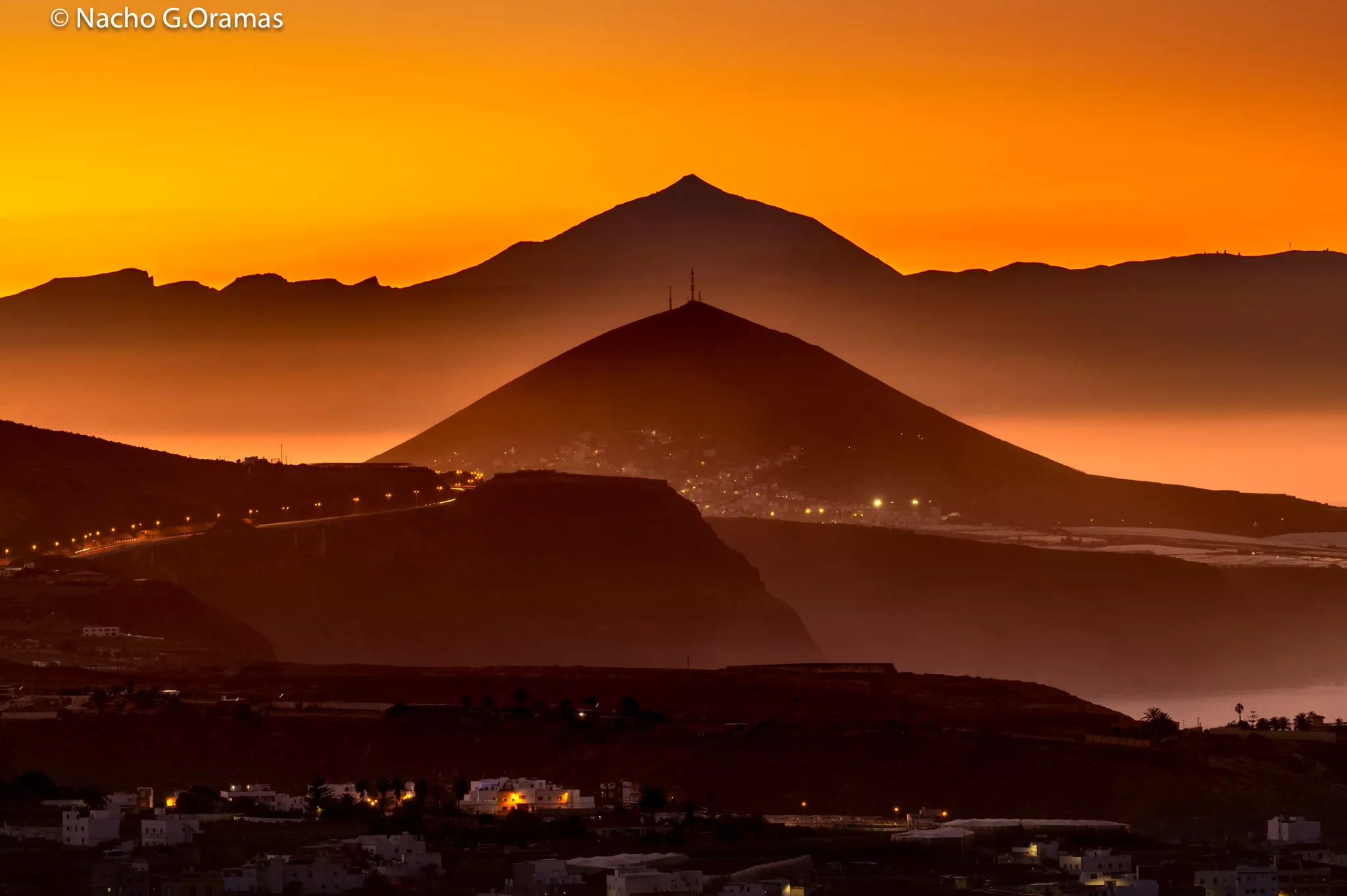 Fotografía del Teide (Tenerife) y la Montaña de Gáldar (Gran Canaria) alineados./ FACEBOOK DE NACHO GONZÁLEZ ORAMAS