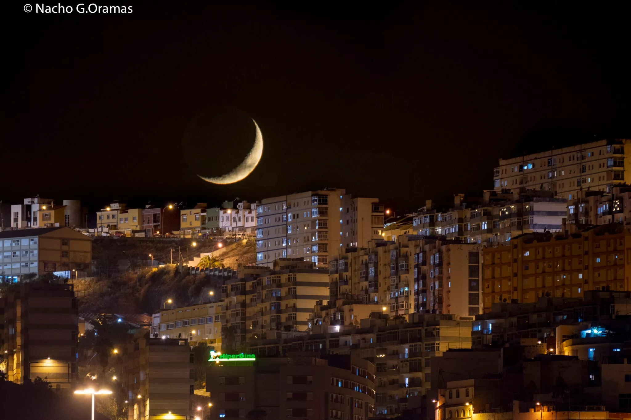 La Luna sobre la ciudad de Las Palmas de Gran Canaria./ NACHO GONZÁLEZ ORAMAS