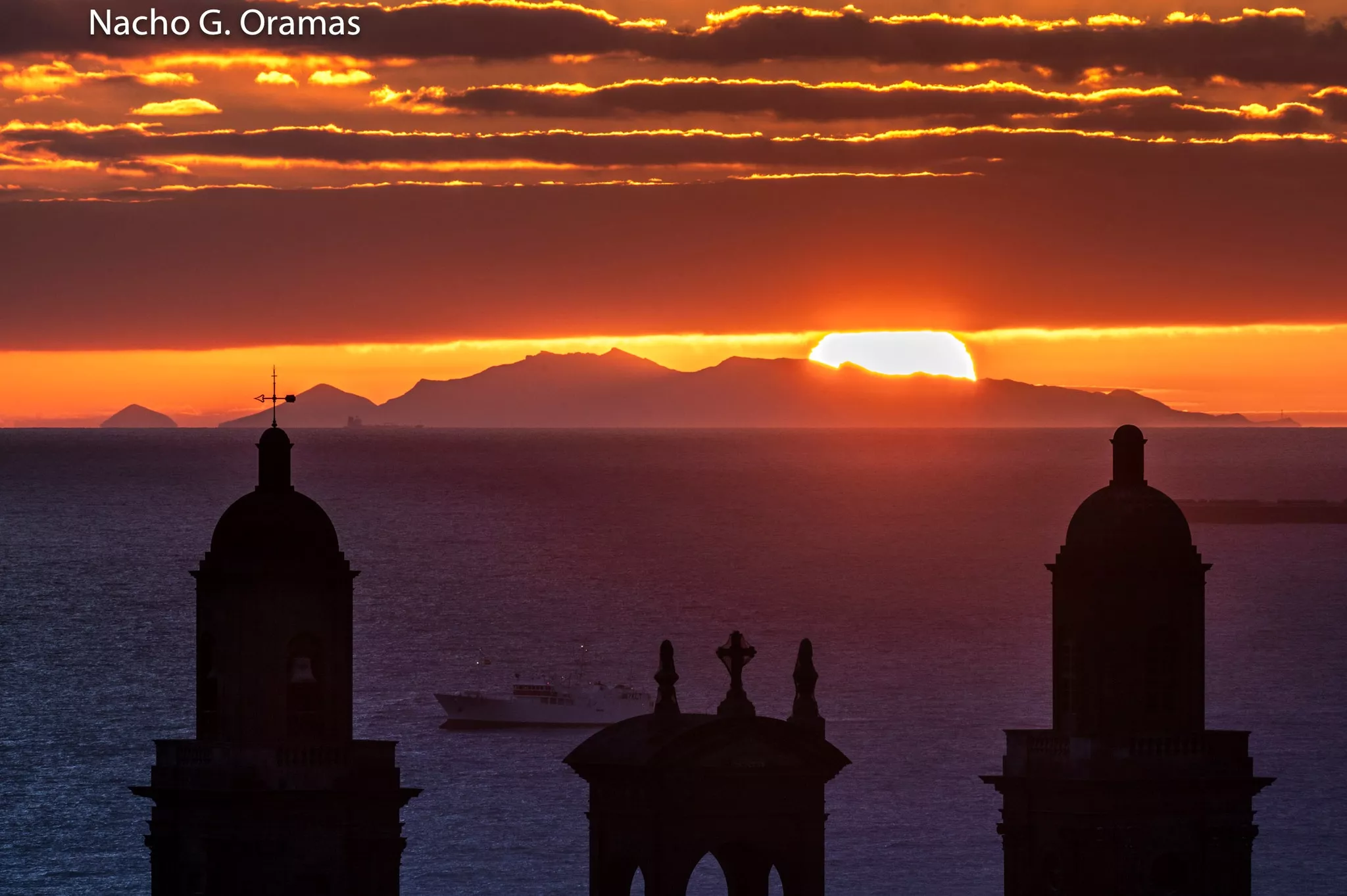 El Sol saliendo tras Fuerteventura, fotografiado desde Las Palmas de Gran Canaria./ NACHO GONZÁLEZ ORAMAS