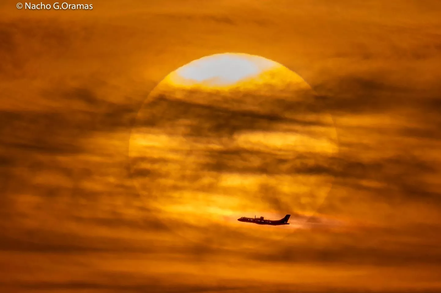 Un avión de Binter volando, con el Sol de fondo./ NACHO GONZÁLEZ ORAMAS