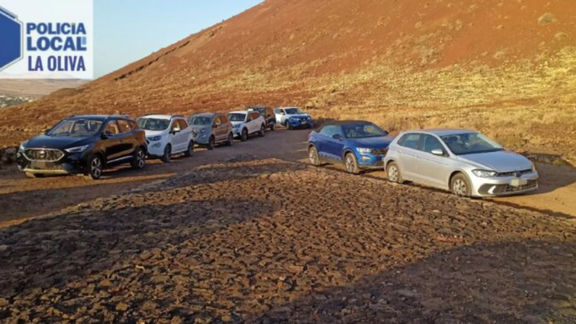 Coches aparcados en el sendero de Calderón Hondo, espacio natural en Fuerteventura / POLICÍA LOCAL LA OLIVA