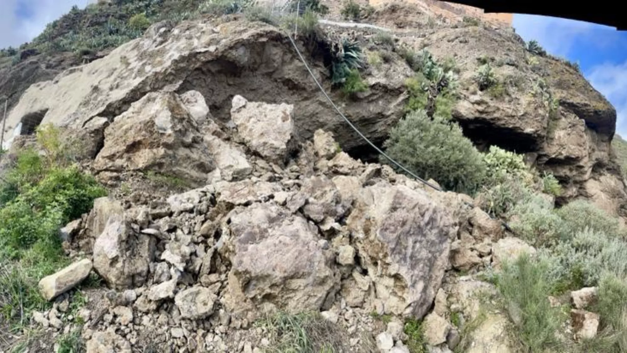 Desprendimiento en Barranco Hondo que obligó a cortar la carretera en 2024. / AYUNTAMIENTO DE GÁLDAR