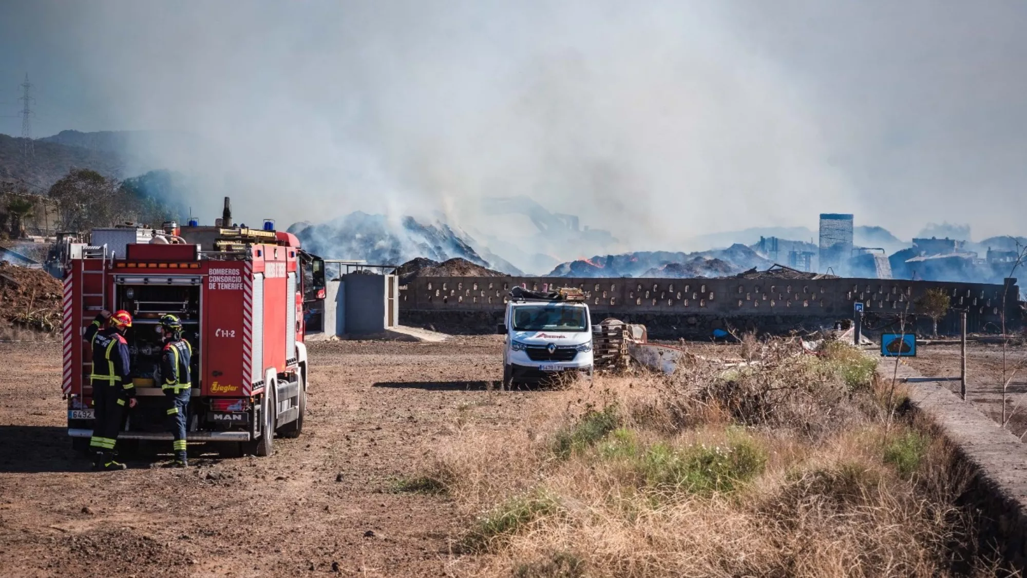 Los bomberos han dado por extinguido el fuego de la planta de compostaje en Arona / CABILDO DE TENERIFE