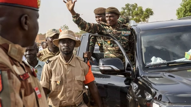 El coronel Ibroh Amadou Bacharou saluda en una manifestación contra el ejército francés en Níger. / ISSIFOU DJIBO-EFE/EPA